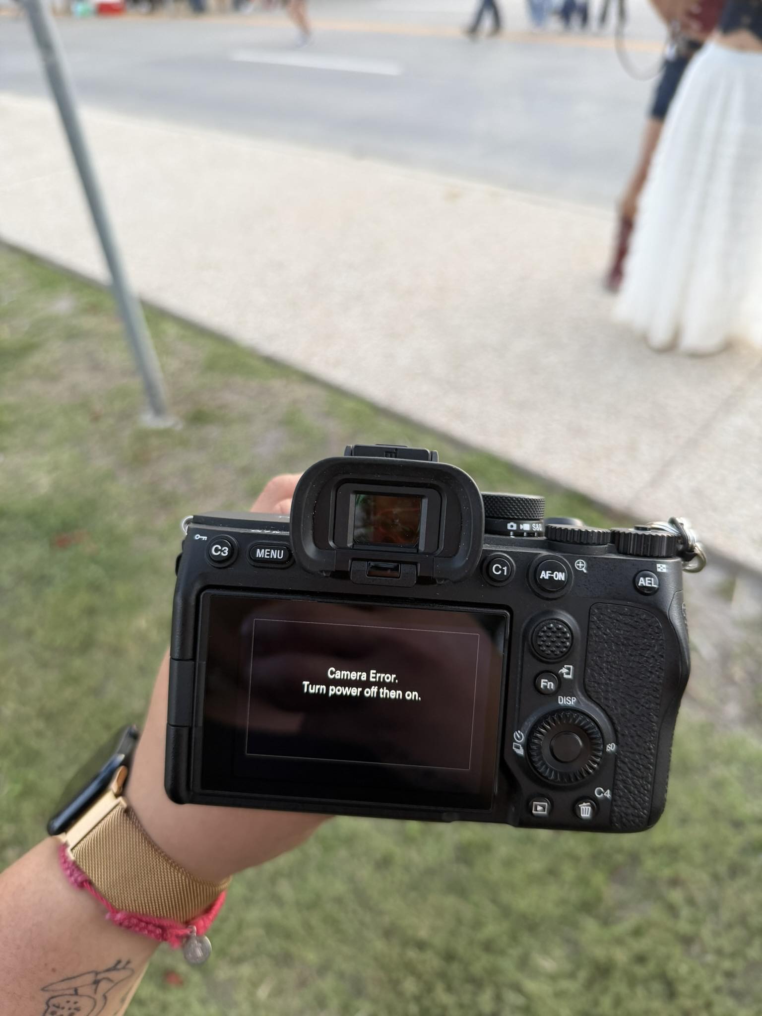 Sony a5000 camera restarts when taking photo
