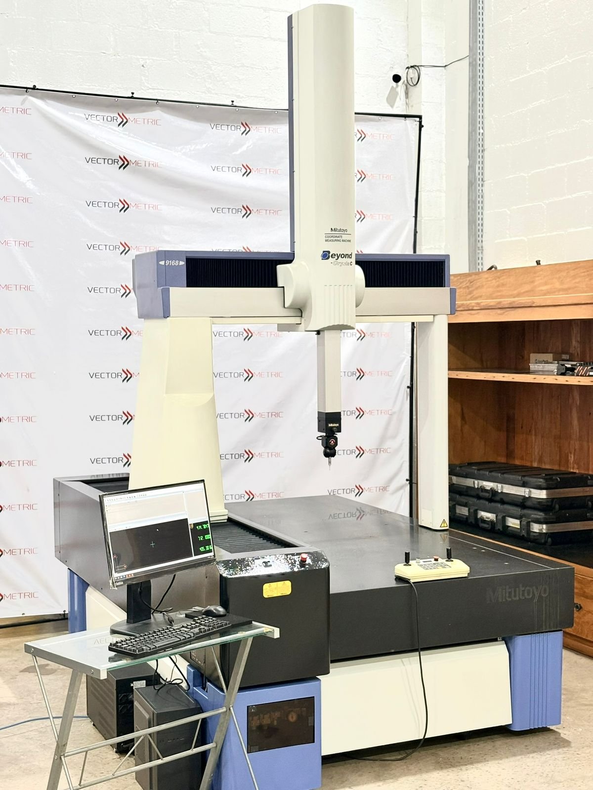 MÁQUINA DE MEDIÇÃO TRIDIMENSIONAL MITUTOYO BEYOND-CRYSTA C 9168 CNC ...
