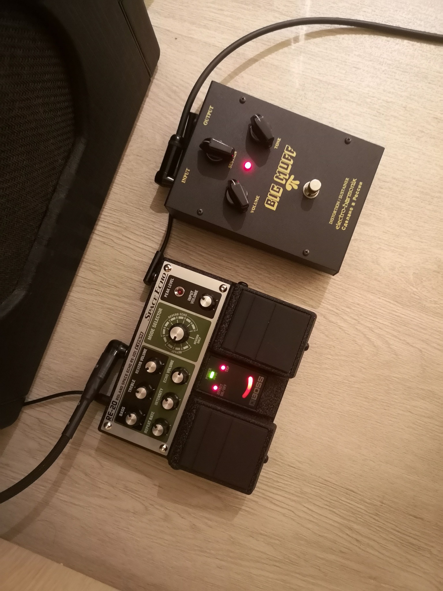 Pedalboard of Viktor Uzhakov, the singer and guitarist of **Ploho