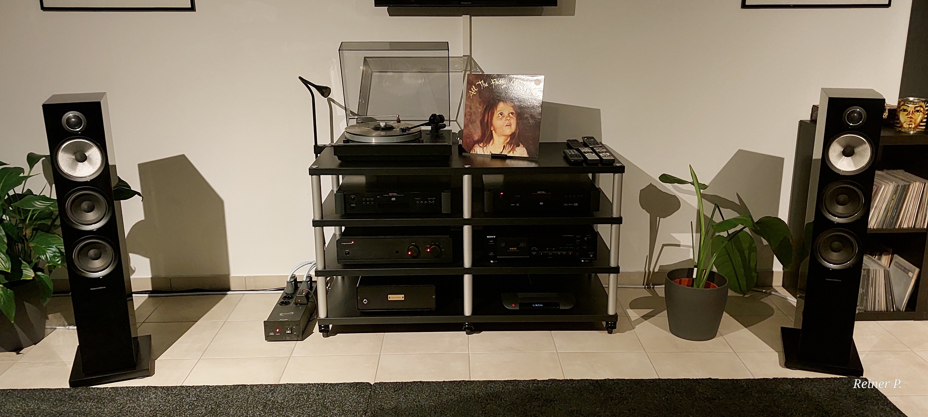 Bowers & Wilkins 704 S2 speaker setup with Thorens turntable and
