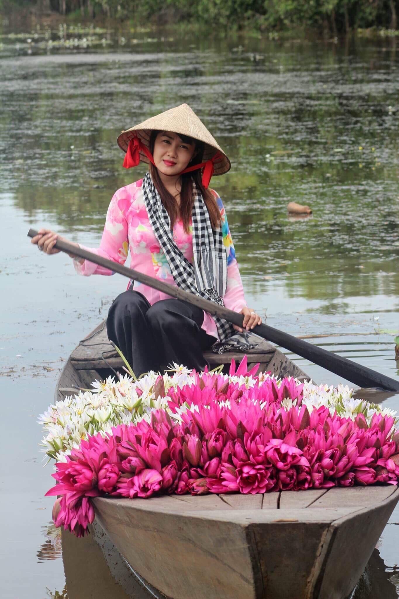 ÁO BÀ BA, KHĂN RẰN, NÓN LÁ: BỘ BA BẤT... - Lãng Mạn Miền Tây | Facebook