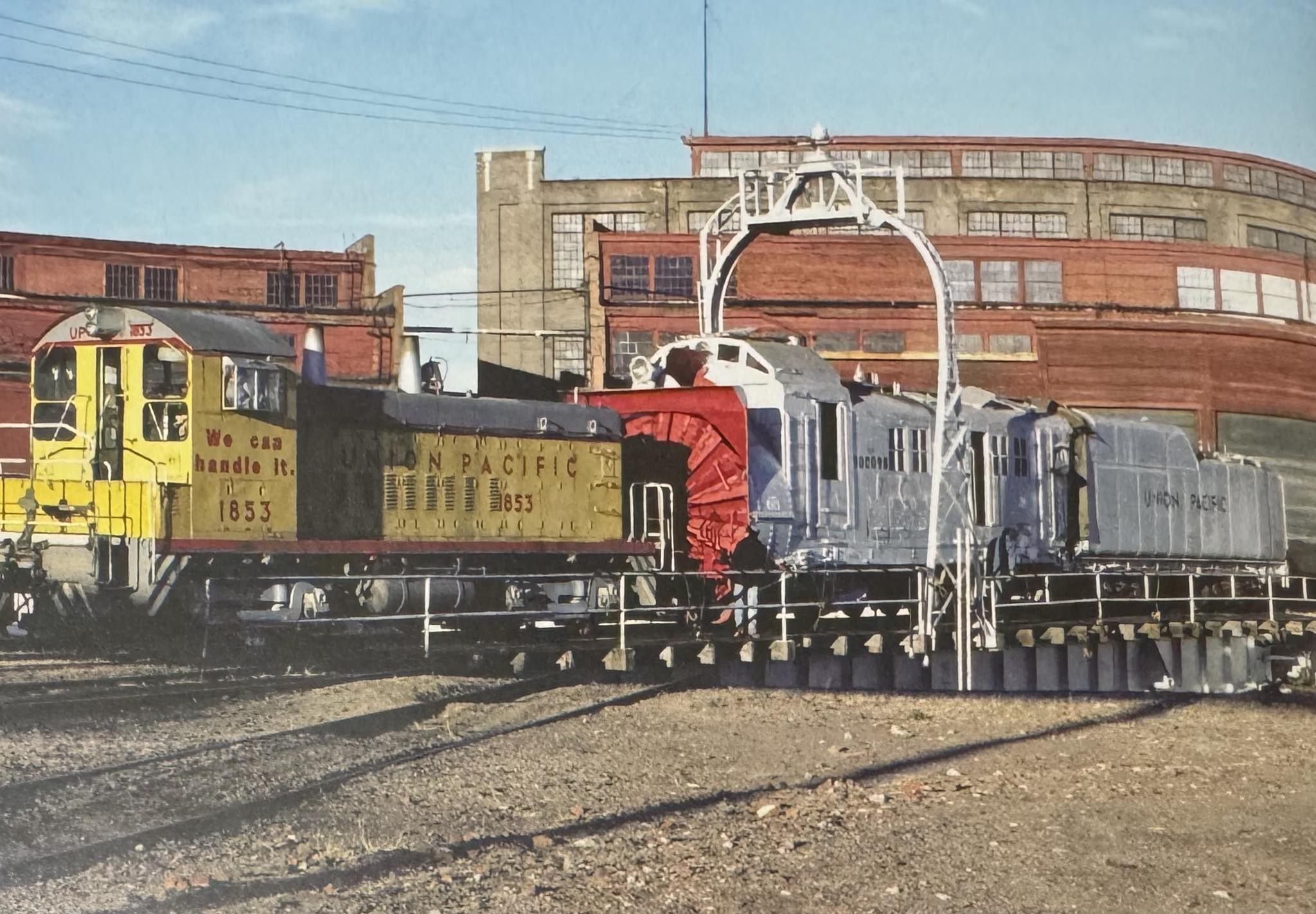 Union Pacific Railroad (UP) | UP SW9 1853 pulling rotary plow 900098 ...