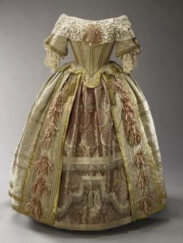 FASHION OF BYGONE DAYS WORLDWIDE (1400s-1960s) | 1851 Queen & King in ...