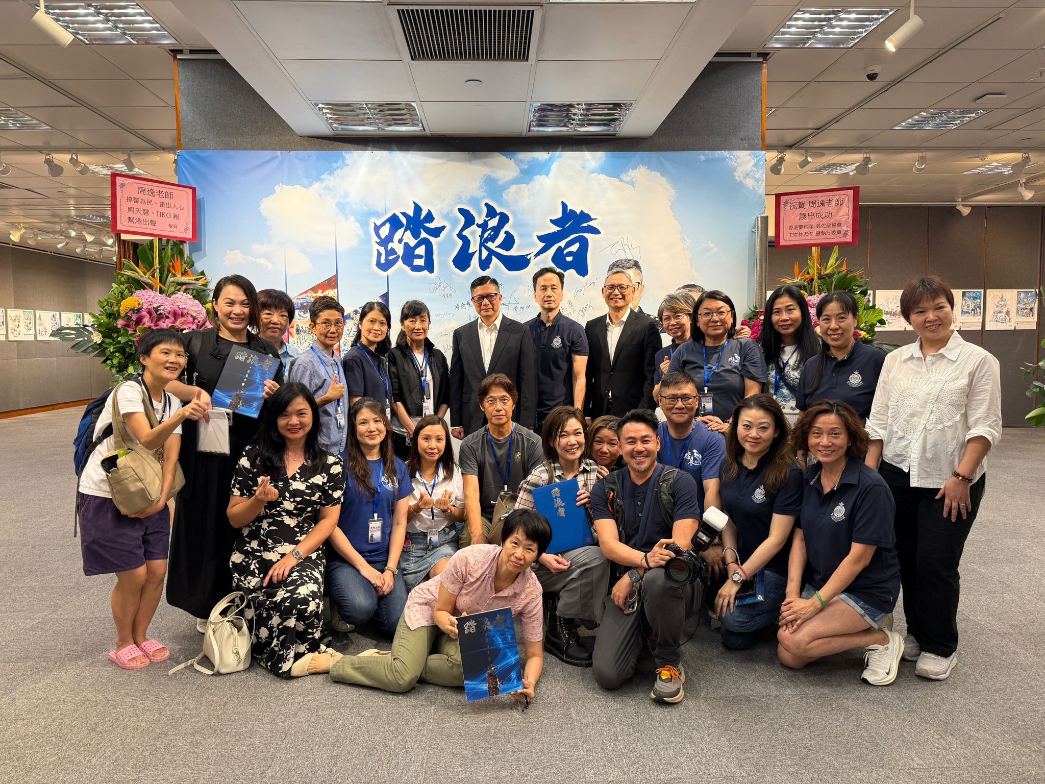 周逸 - 周逸 added a new photo — at 香港大會堂.