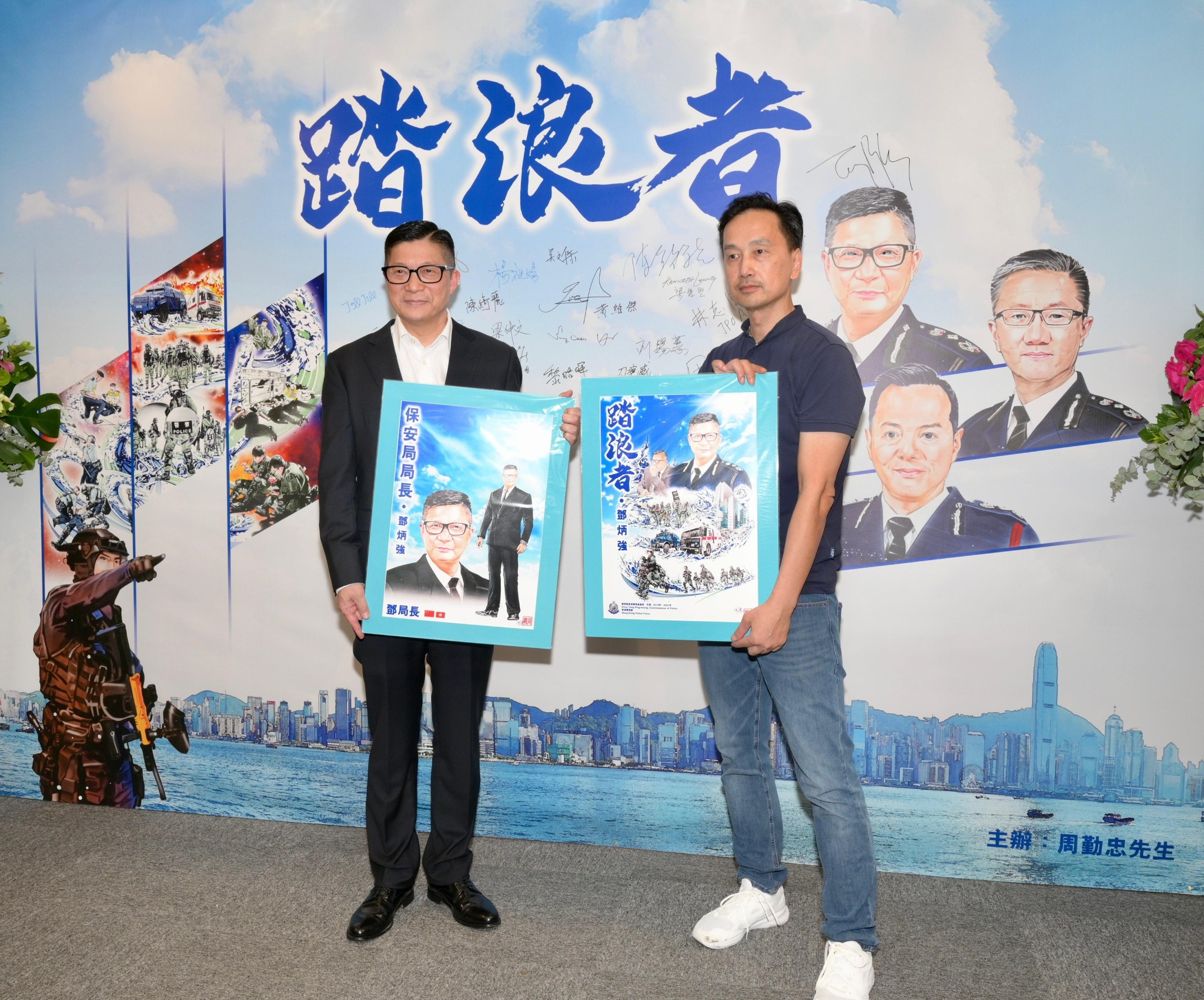 周逸 - 周逸 added a new photo — at 香港大會堂.