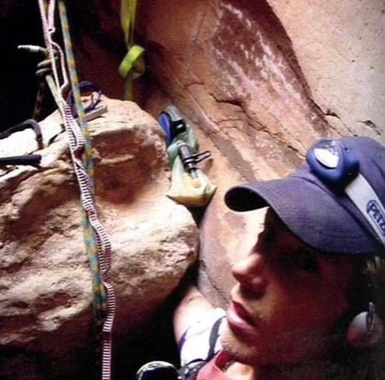 Esta foto mostra Aron Ralston no fundo do Cânion Bluejohn, com o braço ...