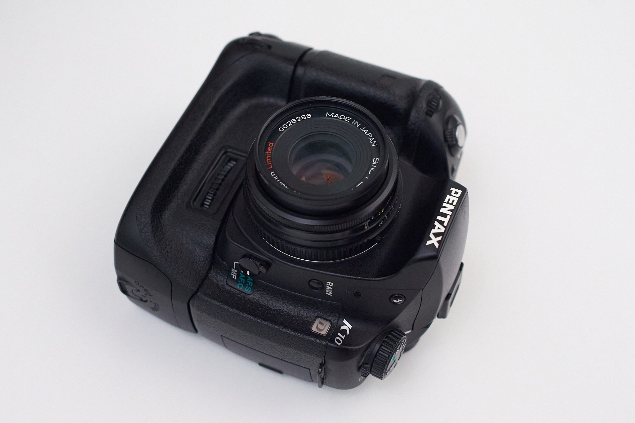 【PENTAX(及他廠) 新舊器材跳蚤市集】 | 【交換】K-10D＋D-BG2 盒裝 交換 K-m 盒裝 | Facebook