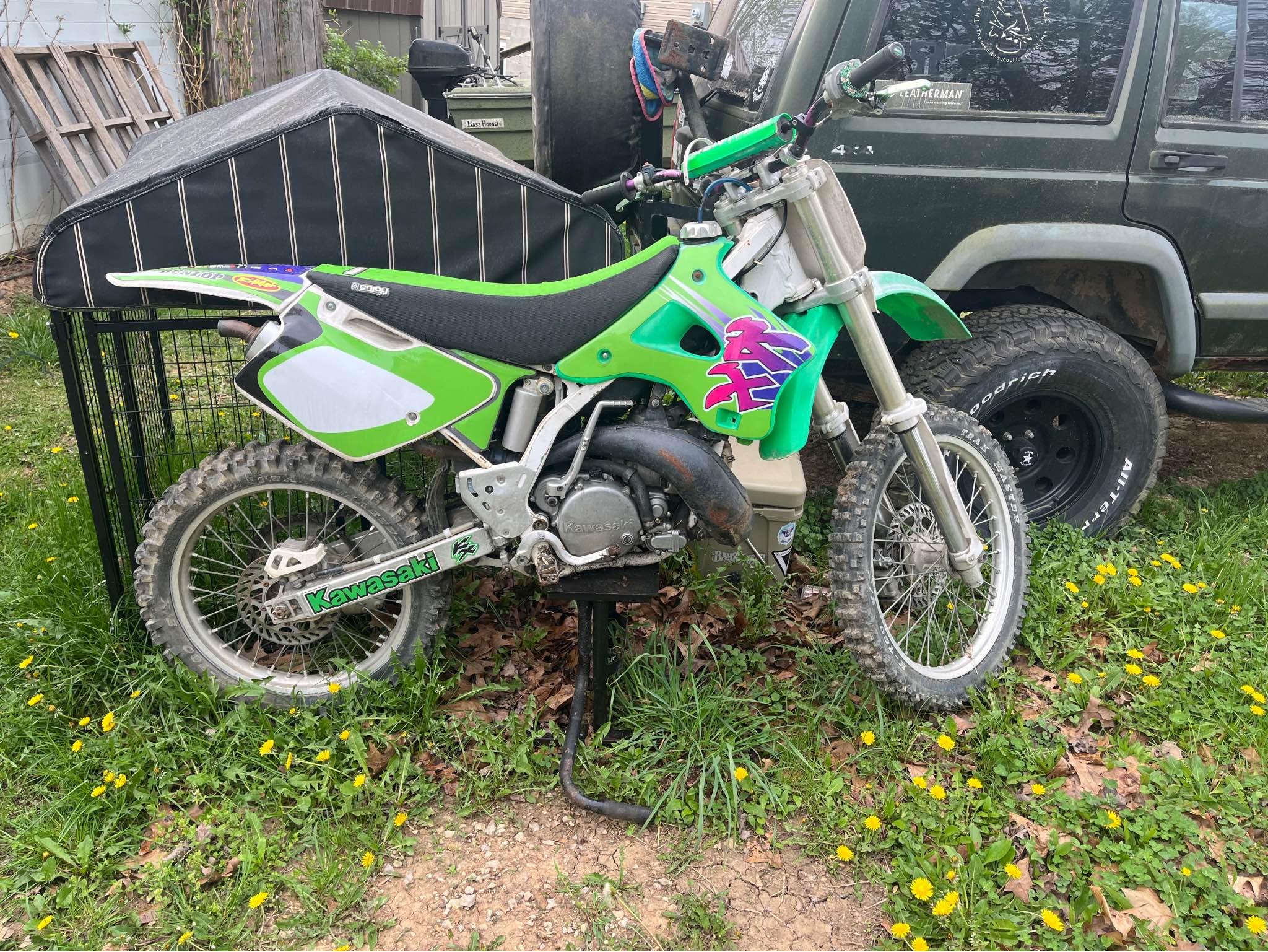 XR 250 Bike lost compression Leaks oil from head gasket. No, it