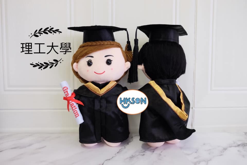 HKSON 畢業校服制服公仔 - #理工大學 #polyu 畢業服有4樣配件： 帽+開胸袍+訂造領帶+證書 #男神... | Facebook
