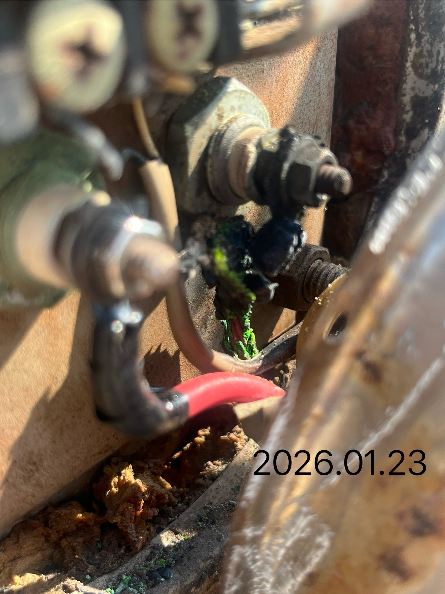 水電DIY技術研習社 | 請問大家：家裡太陽能熱水器上週不熱，發現右邊電線接點燒毀了，師傅換了一條電線還改了線路 | Facebook