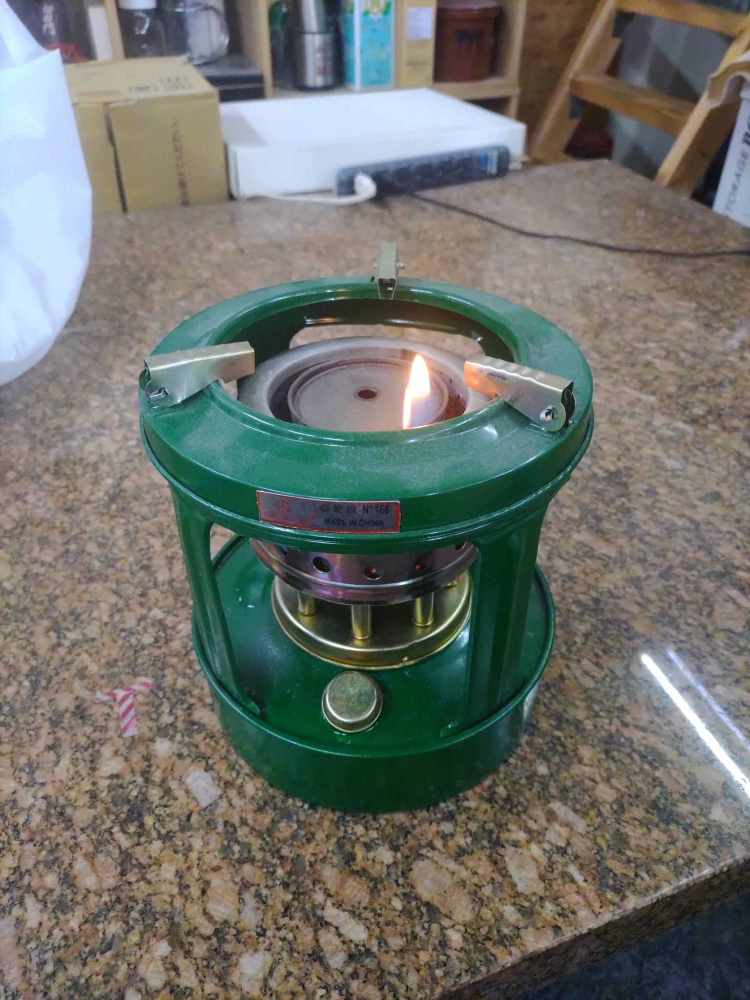 一昨年くらいに買った中華灯油ストーブ。 安いし小さいし燃費もいい 