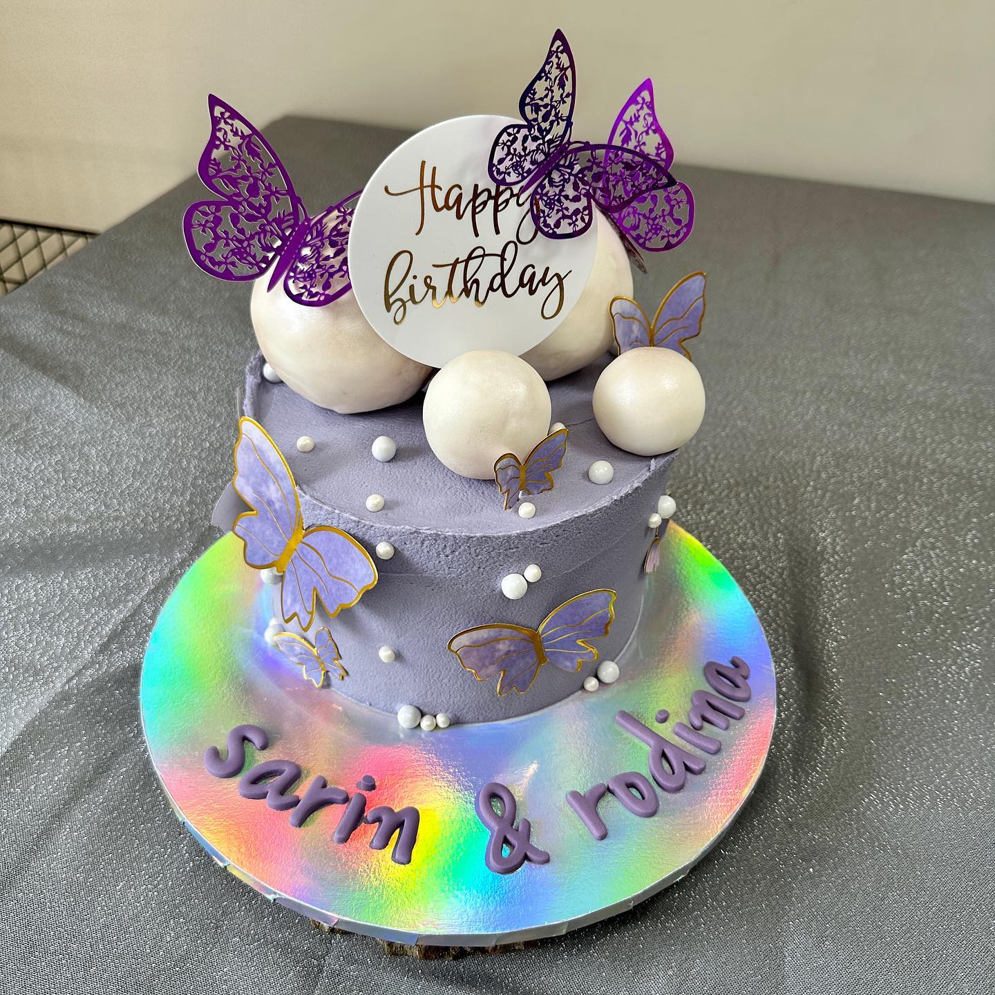 I love the funky cake board on... - Snazzy Cakes by Hayley