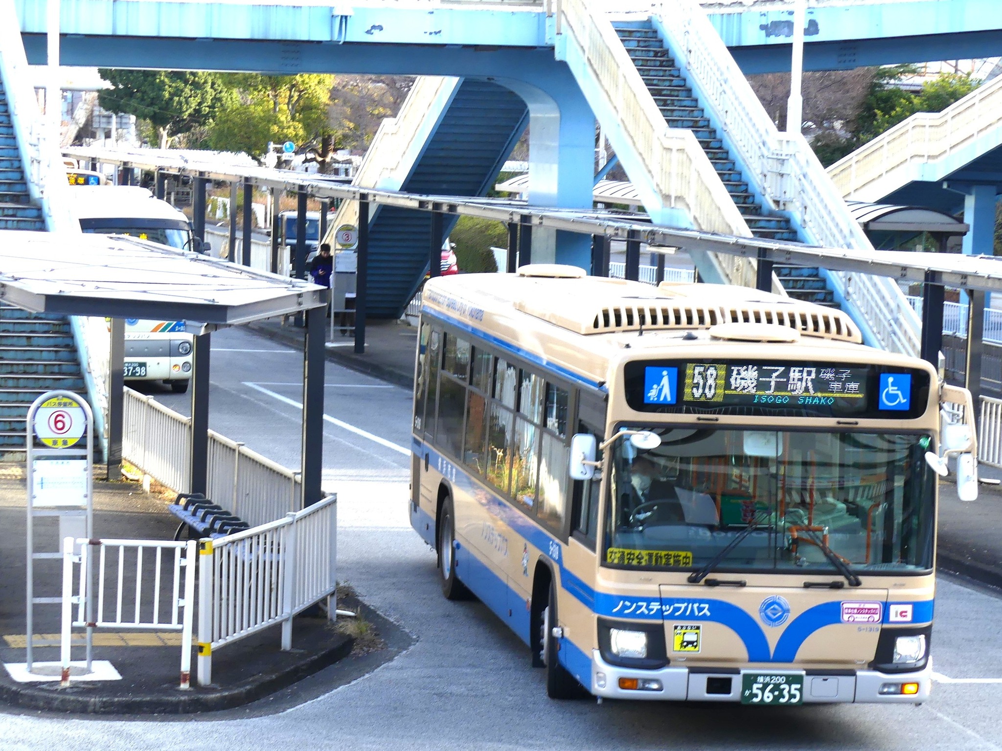 横浜市営バス 58系統 桜木町駅発磯子車庫前行です。 中華街入口、山下