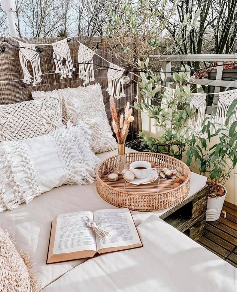 Makramee Deko auf dem Balkon oder der Terrasse ✨🙌🏻. Langsam können wir endlich draußen dekorieren und es uns so richtig gemütlich machen. Eine Makramee Girlande passt einfach immer! Ist dieser Boho