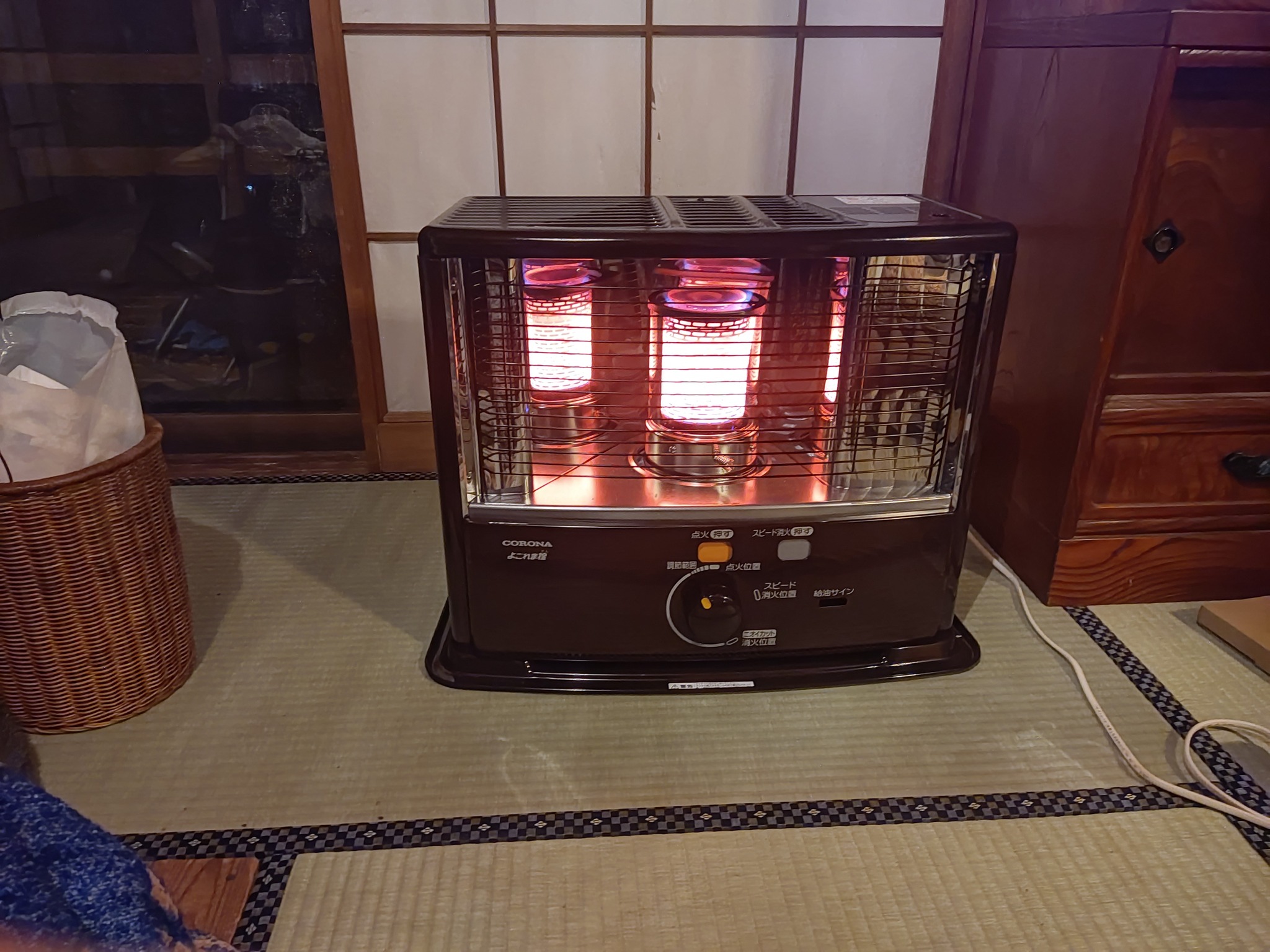 かっこいいストーブ買おうかと、いろいろ迷った挙句、結局この昭和の一