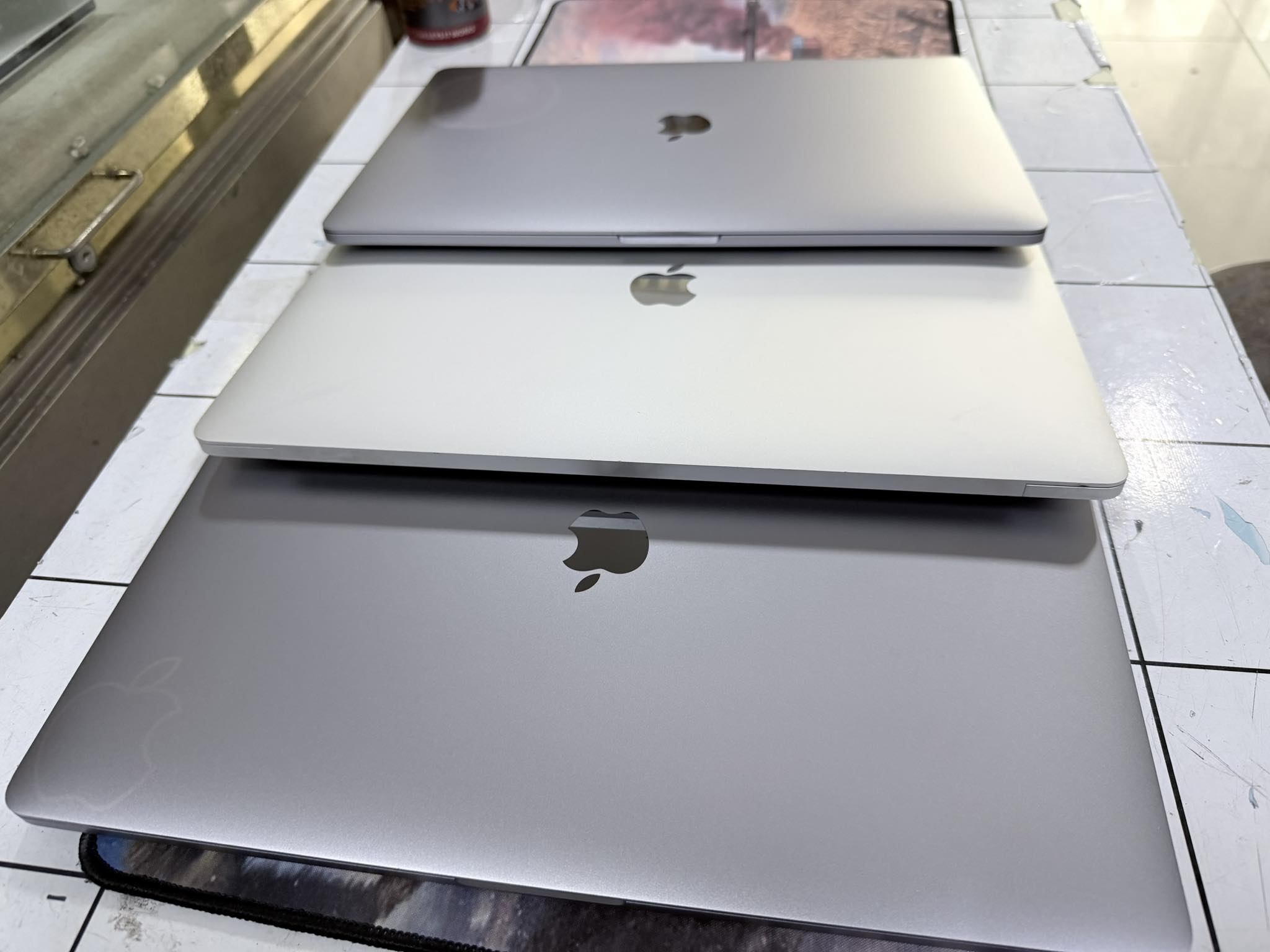 MacBook Pro Core i5 Ram 8 gb M2-256 gb Screen 13.3 inc Adapter new 