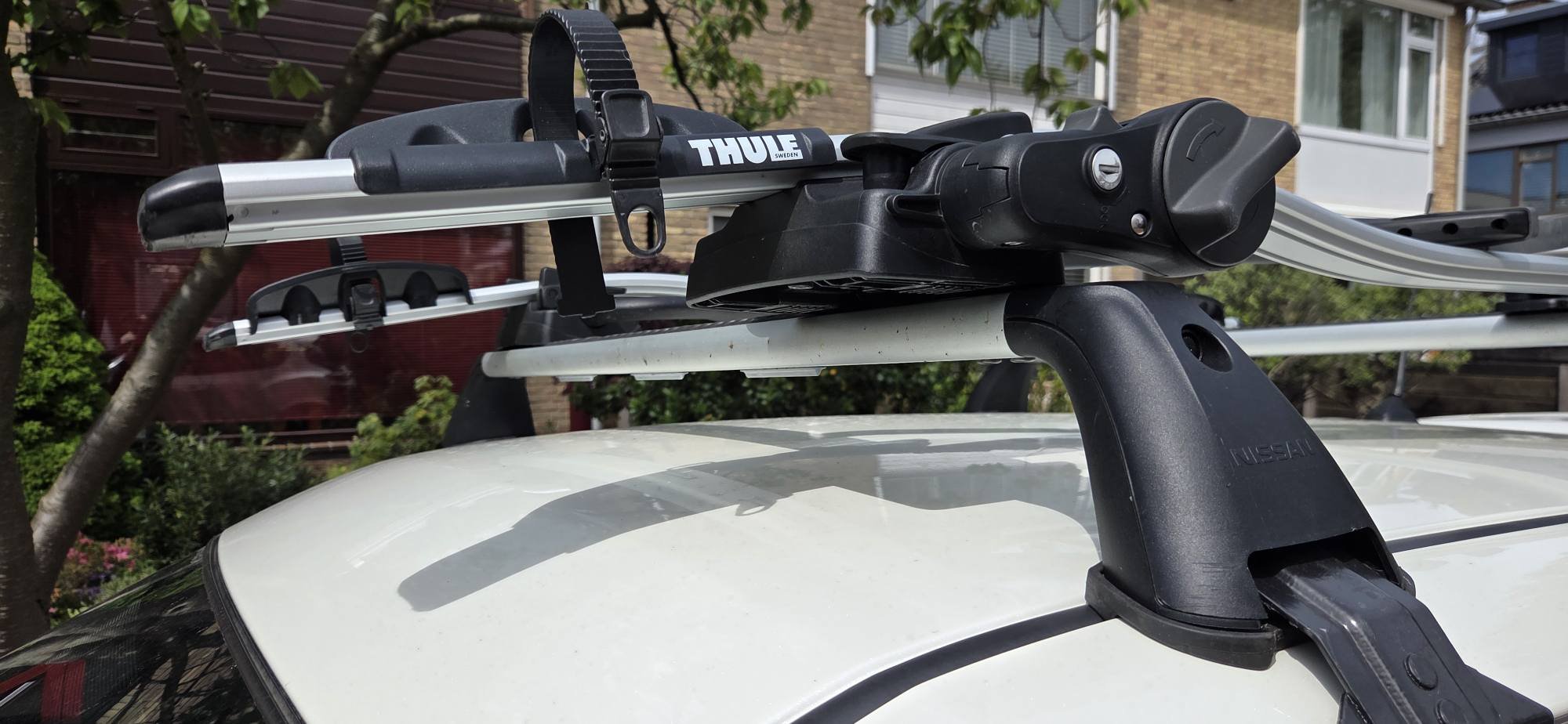 How to adjust Thule Proride 591 for symmetrical installation?
