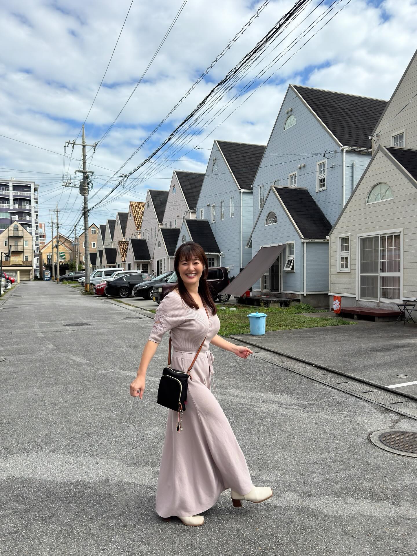 ねずみの被り物をしてタバコを吸う男性 ねずみの被り物をしてタバコを吸う男性 ねずみの被り物をしてタバコを