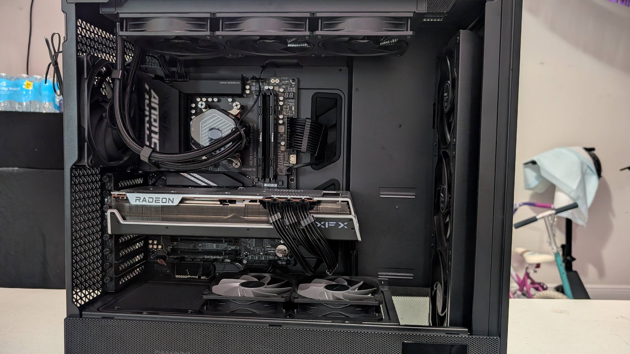 AMD Ryzen 9 9900X and 7900 XTX gaming PC build