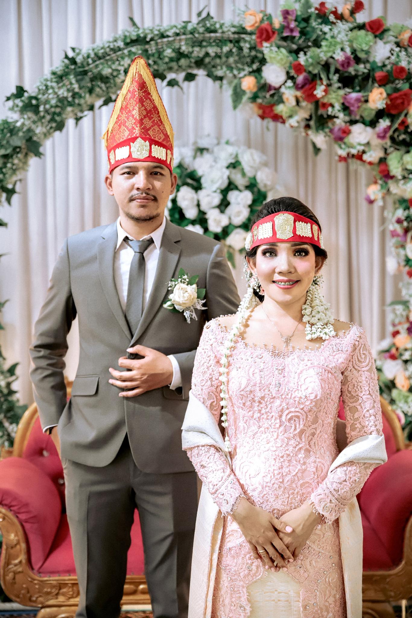 Riska - Foto nikahan terakhir yang dipajang di rumah Mama, foto nikahan ...