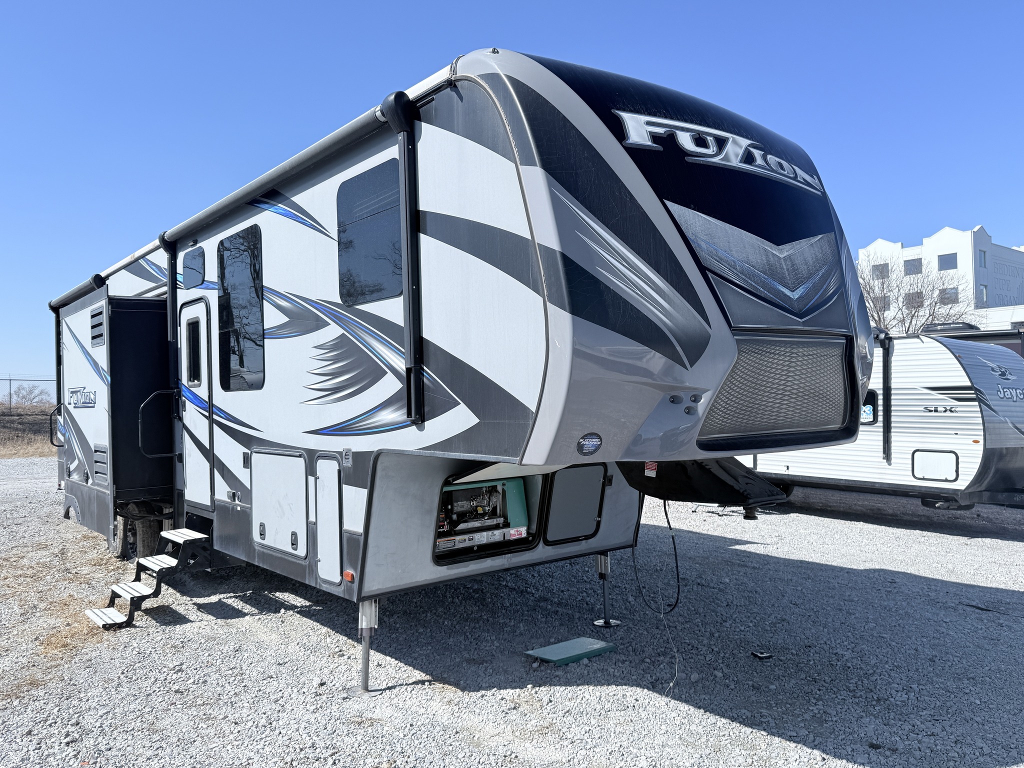 💰 $41,995 2016 Keystone Fuzion 345 toy hauler fifth wheel. Large