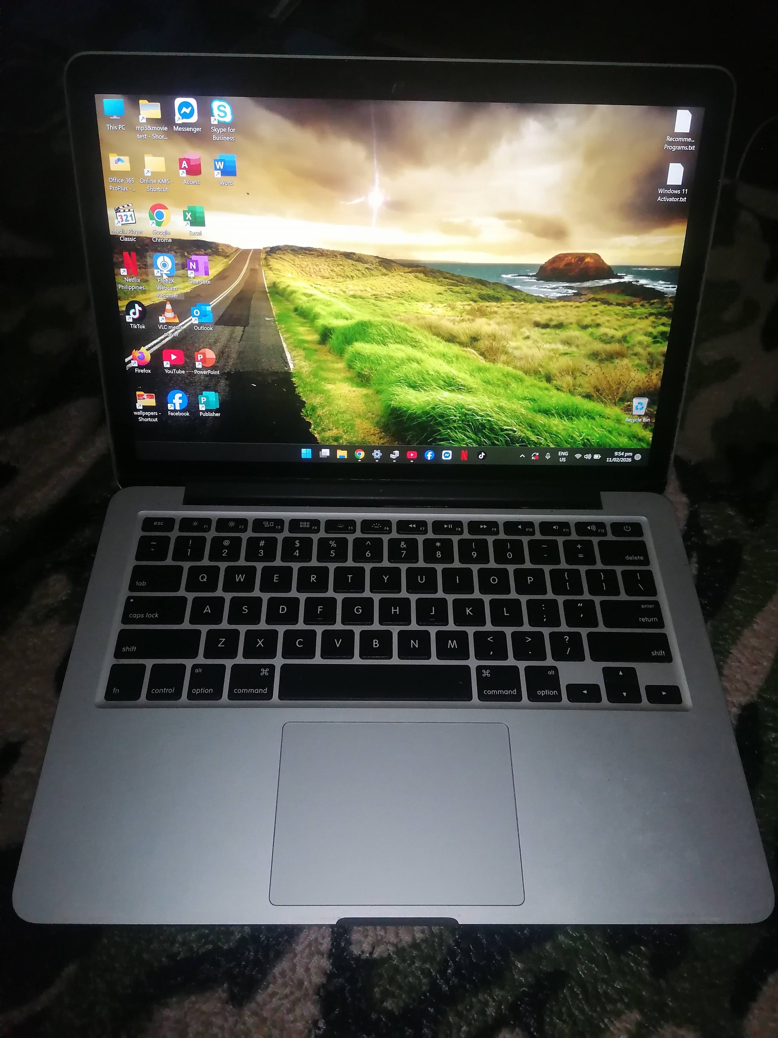 Macbook pro A1502 Core i5 5th gen 8gb memory 256gb ssd 13 inches 