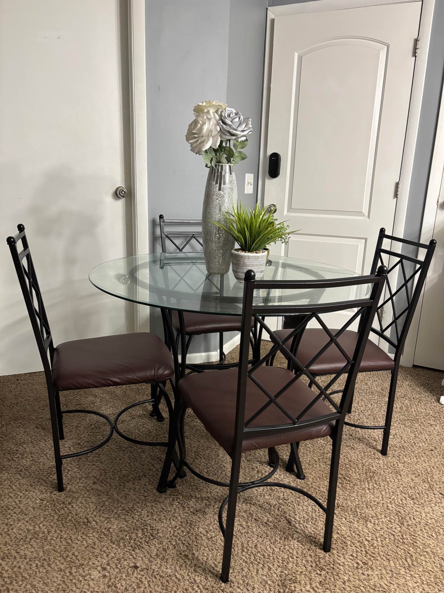 Dundee, New Yorkで販売中の木製ダイニングセット | Facebook Marketplace