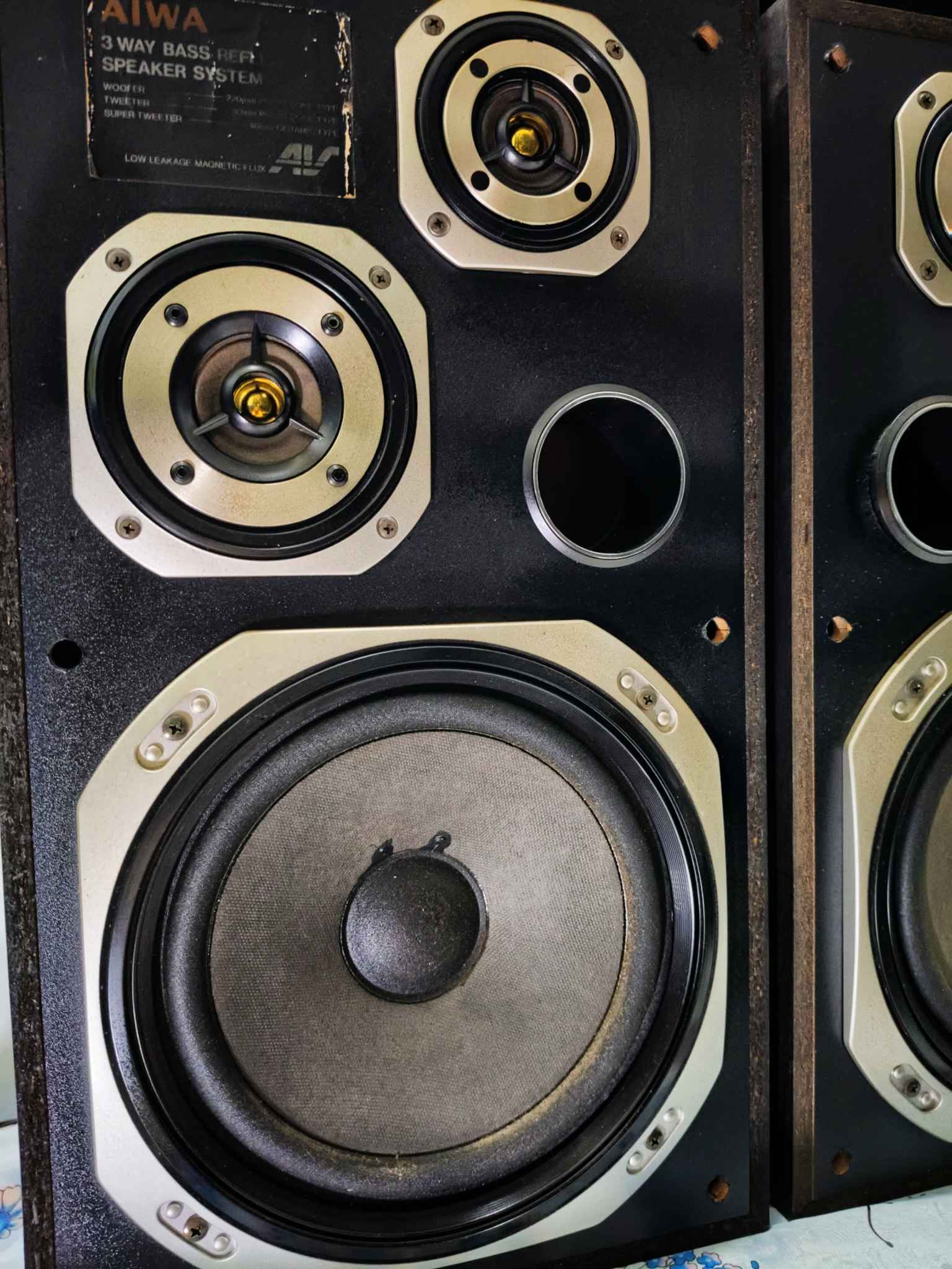 AIWA 3 way 3 driver Bass Reflex speaker Pair model SX-S111 Low