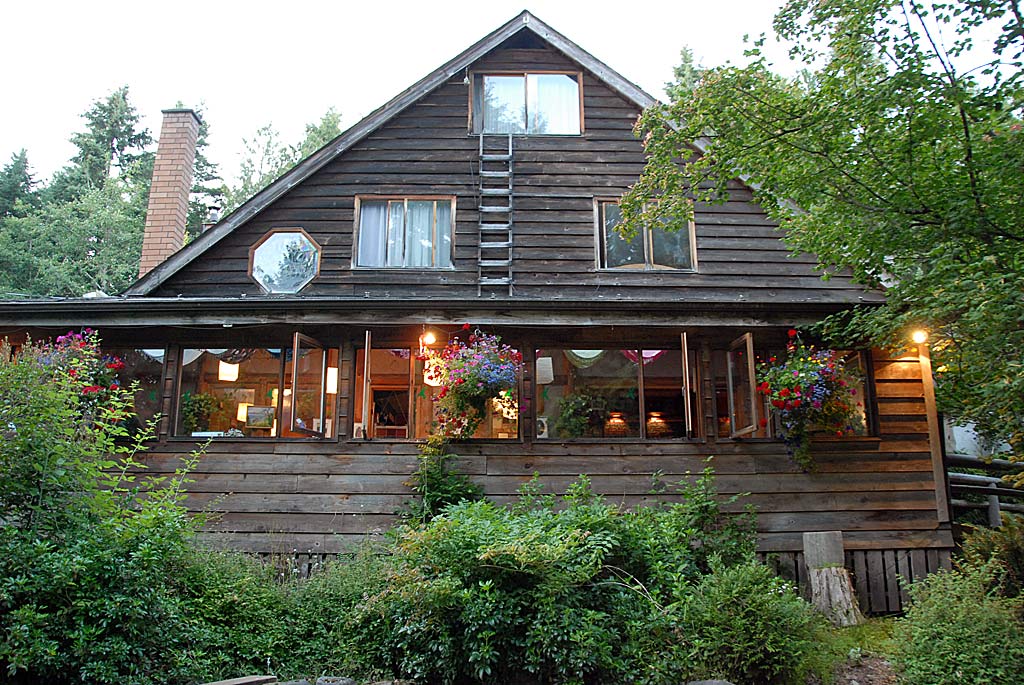 Hummingbird Inn Pub and Restaurant, Galiano | Galiano Island BC