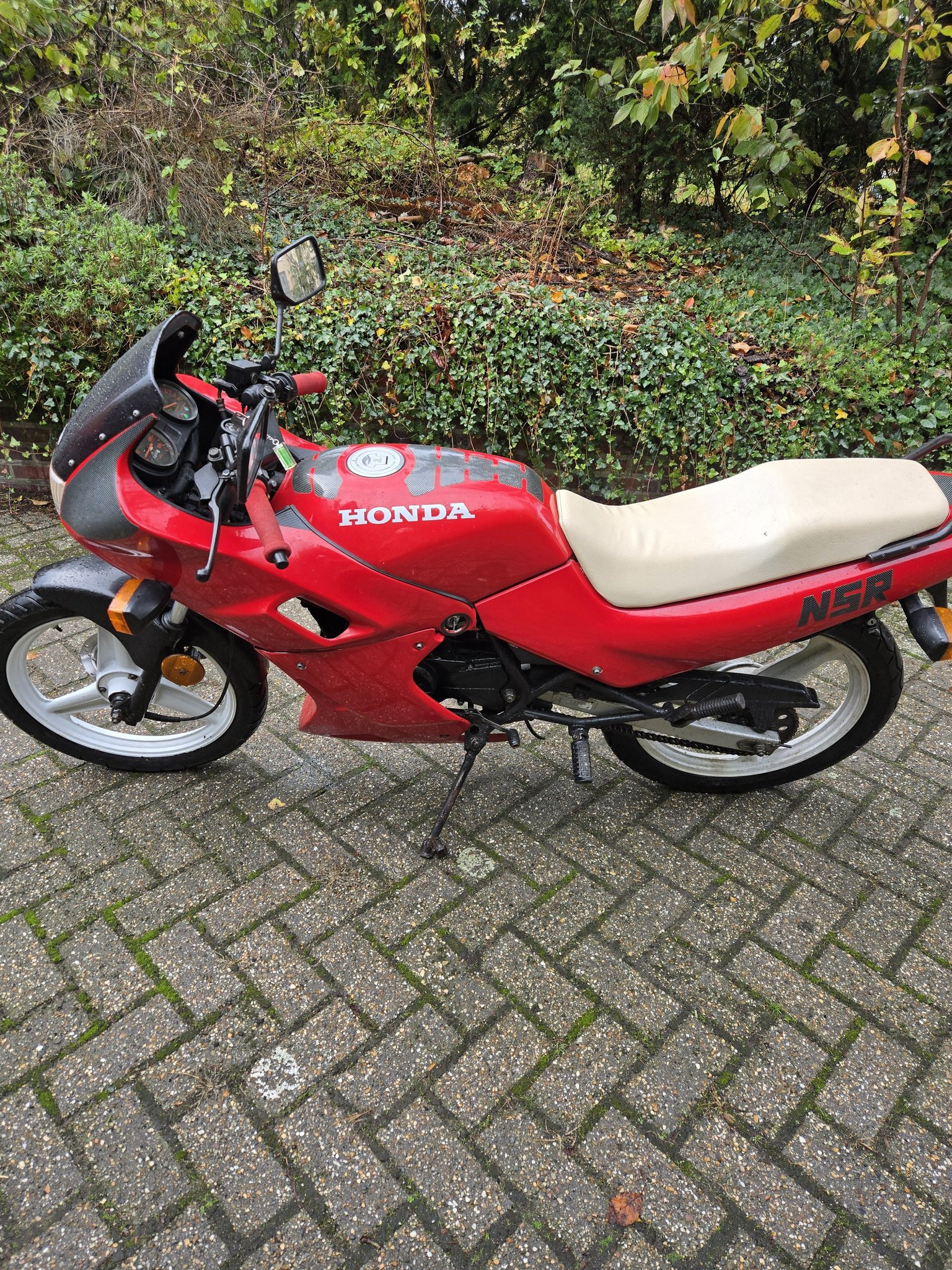 Hello this is mine honda nsr50 wich i just bought , he s from 1988
