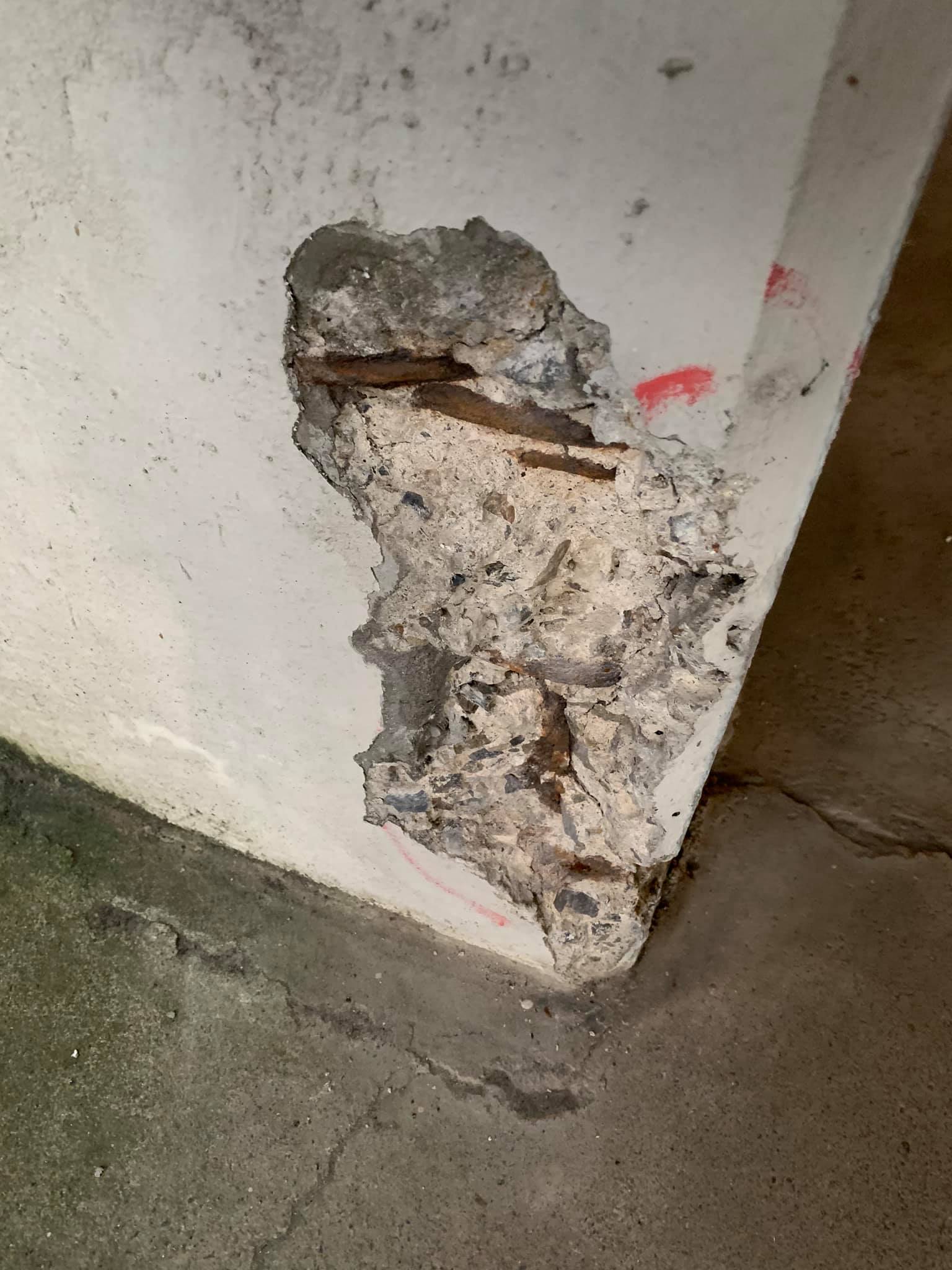 株式会社エイト コンクリート打ちっ放しの現場 鉄筋爆裂多数 鉄筋に防錆剤を塗布後 樹脂モルタルで補修します Facebook