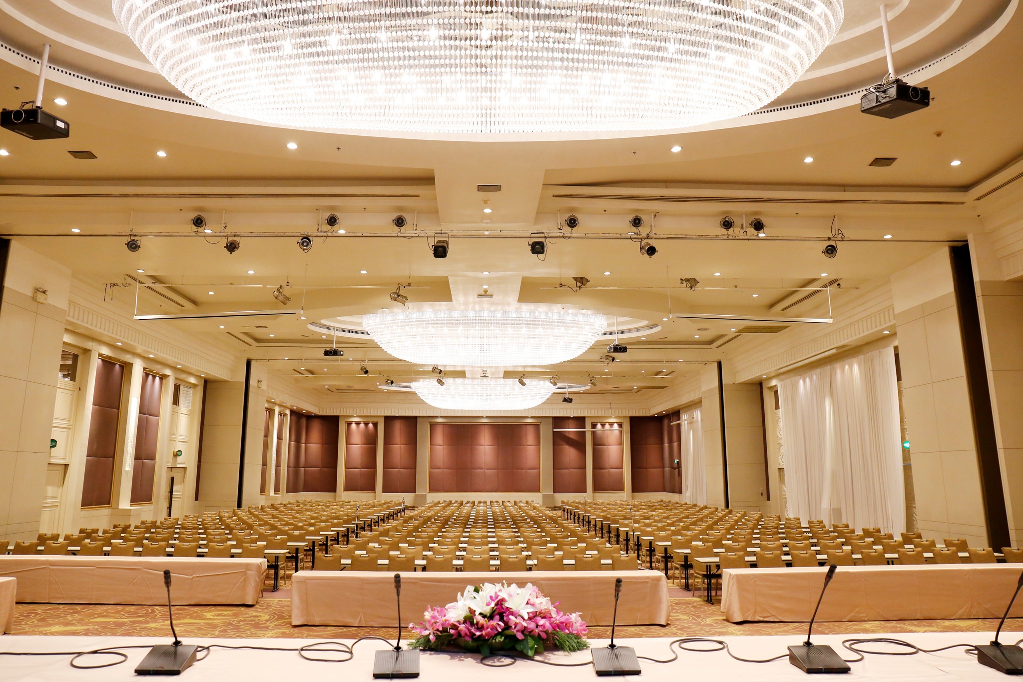 โถงสูง... - Miracle Grand Convention Hotel