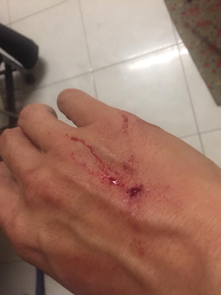 舖頭商行 流血 了我認為是好事那個天和同學聊了許多從弦樂器到黑白鍵從人的生命故事談到了最後關頭再早一點多的時候也正在跟68歲的朋友聽她們講訴著228白色恐怖台灣人民對那時代的眼淚