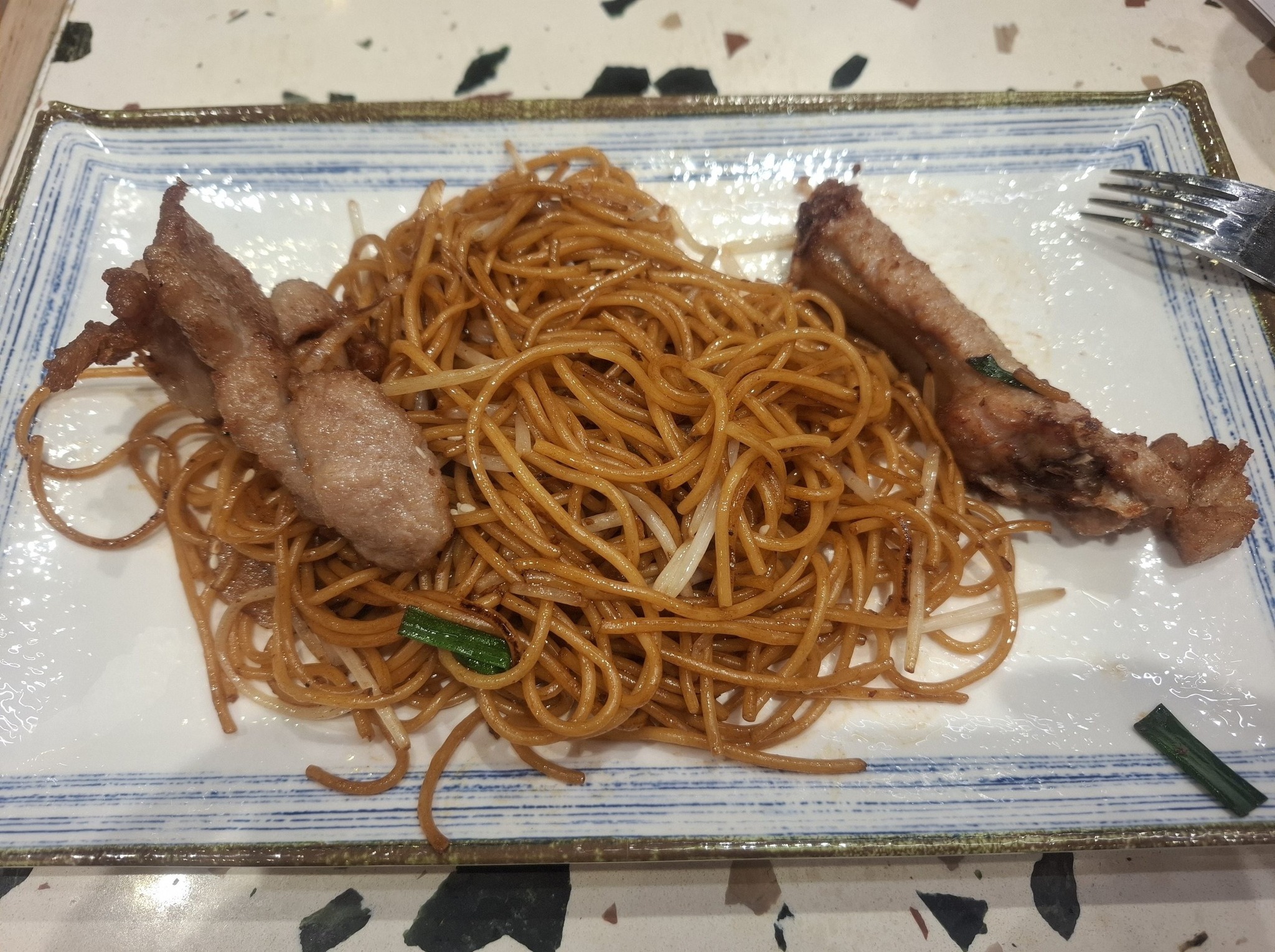 香港茶餐廳及美食關注組 | 今日去旺角哥登堡試下午茶，全層得1位待應有部pad落單，其他待應全部要手寫紙仔交晒比佢入機，結單附近4張枱 ...