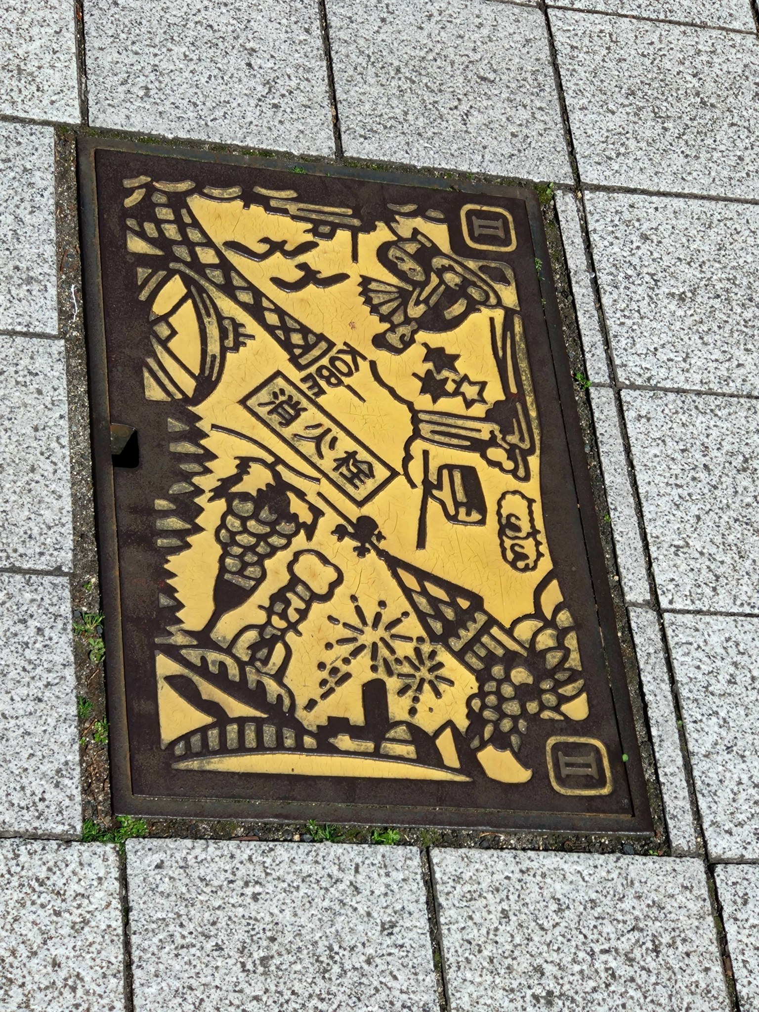 神戸市の消火栓のフタのデザイン二選。 1枚目は朝日ホールの辺り。 2枚