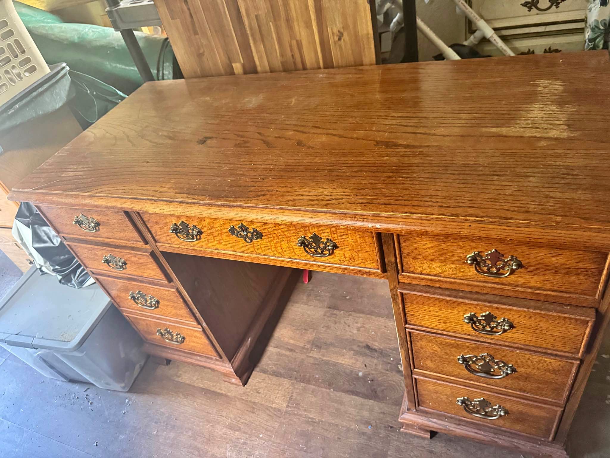 Zephyrhillsで販売中のアンティークデスク | Facebook Marketplace