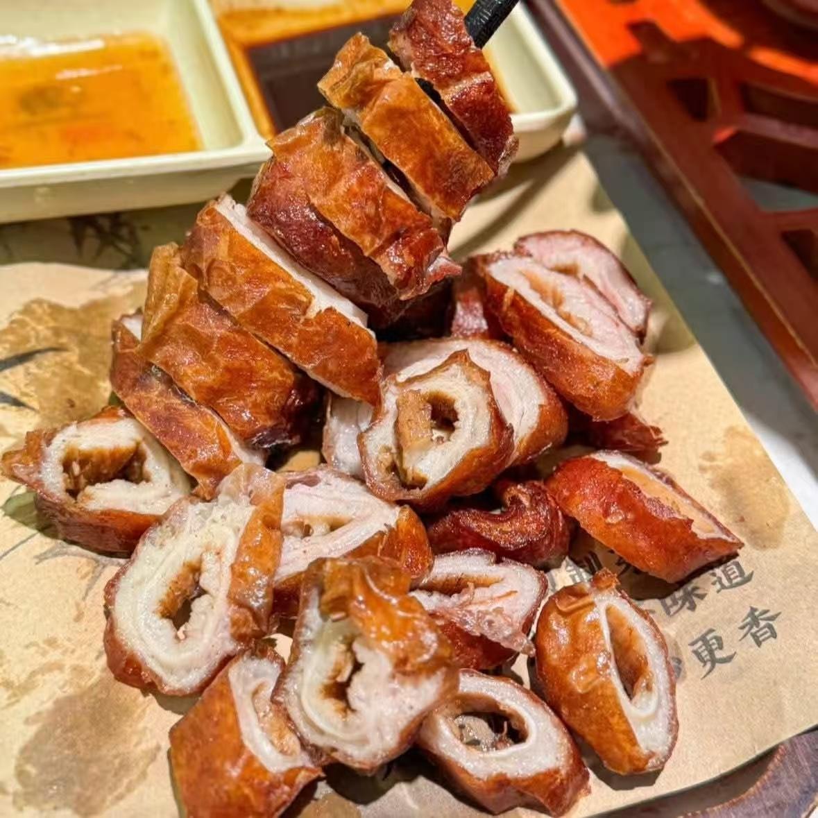 猪大肠(1KG) 俗称“猪肠”或“肥肠”，餐饮业最常用的大肠，常见的经典华人