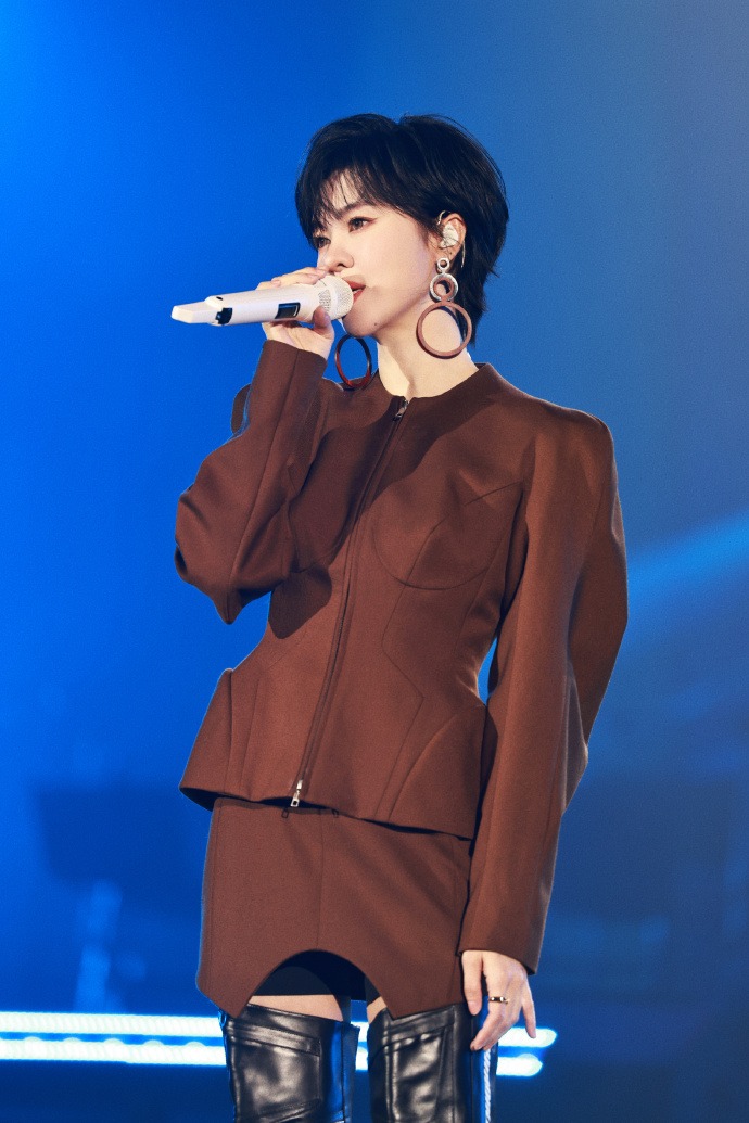 📌Yuqi First Chinese Album Announcement Yuqi announced that she