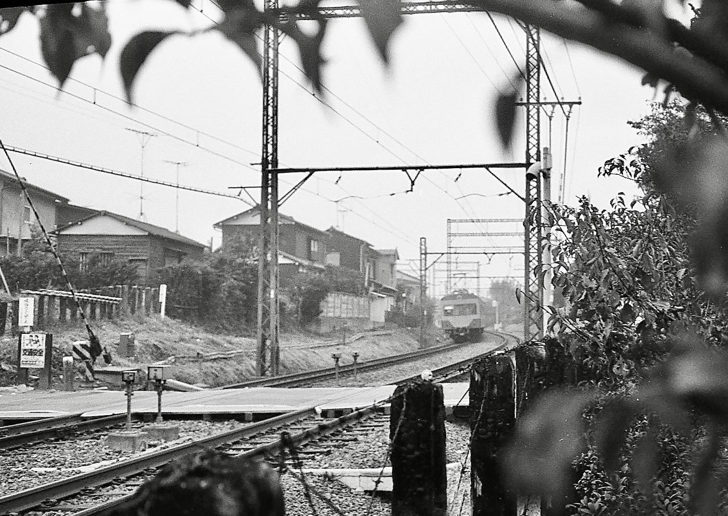 練馬高野台ビフォーアフター 高架化前1974年の環八踏切を撮ったもの 