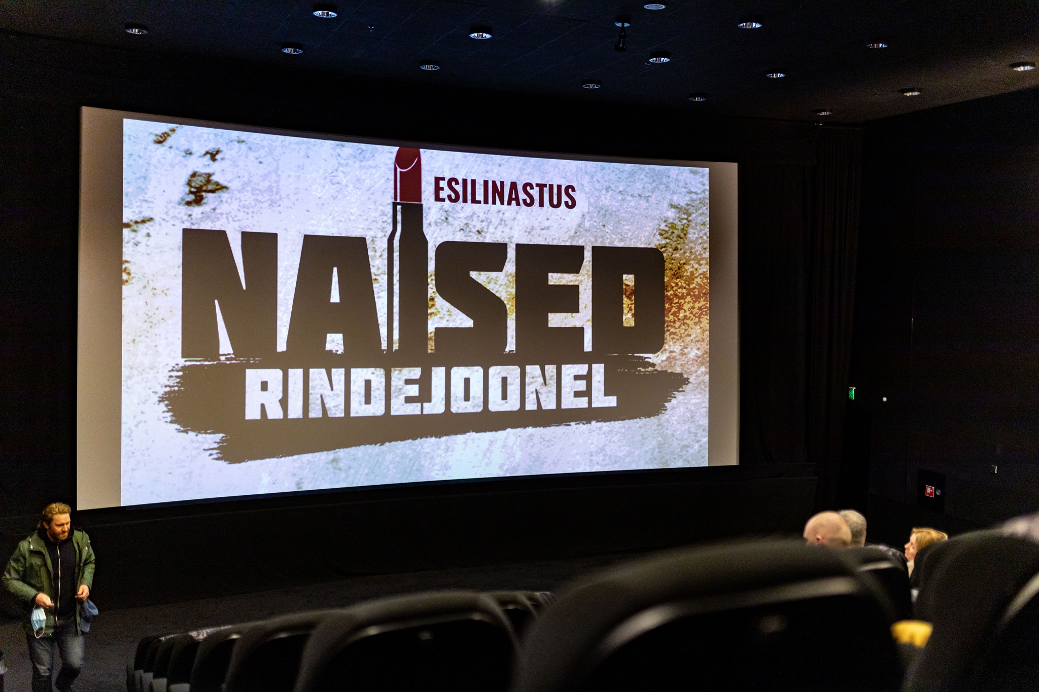 Naised rindejoonel