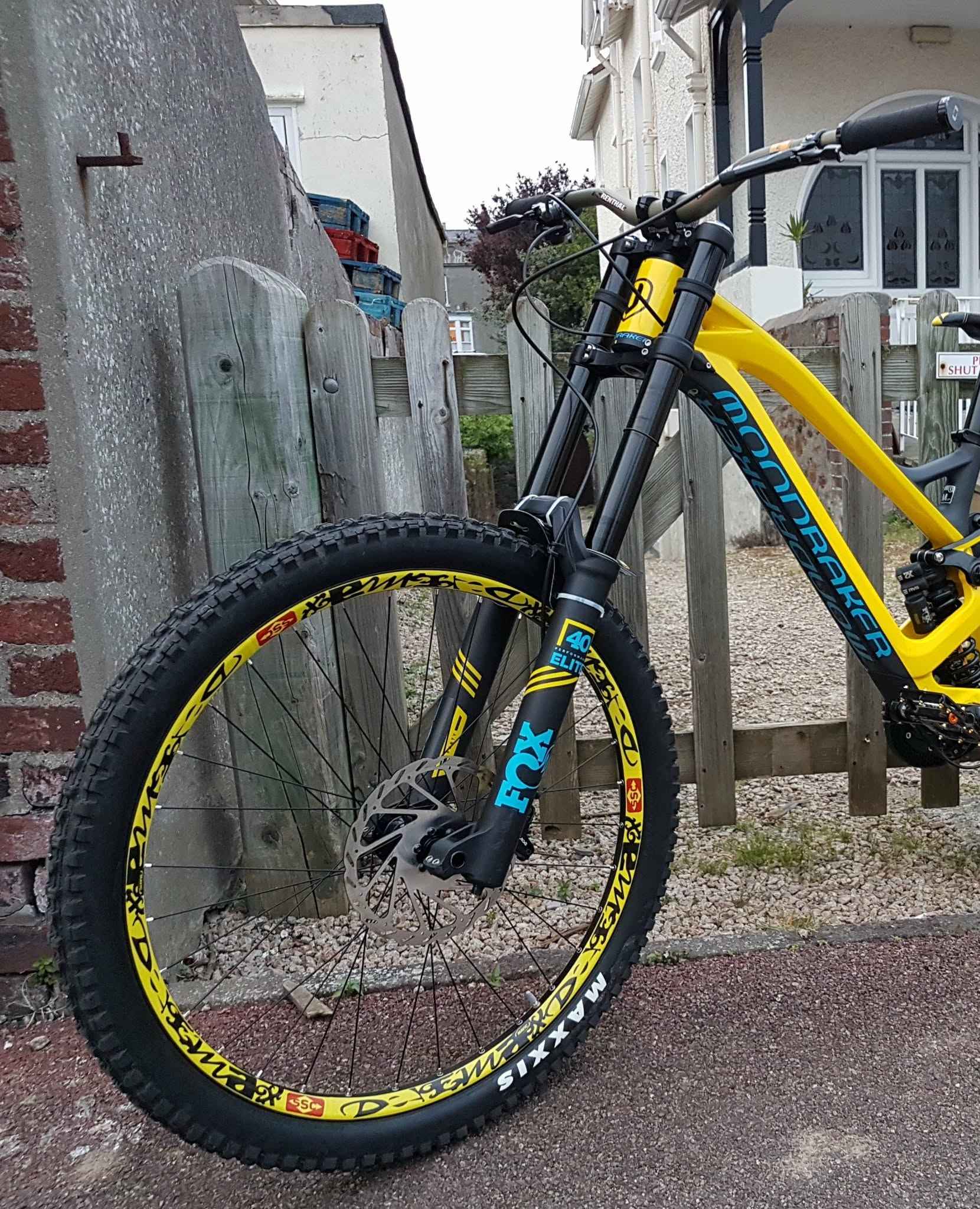 The Fox 40 Performance Elite 27.5 is a top-tier, 203mm travel 