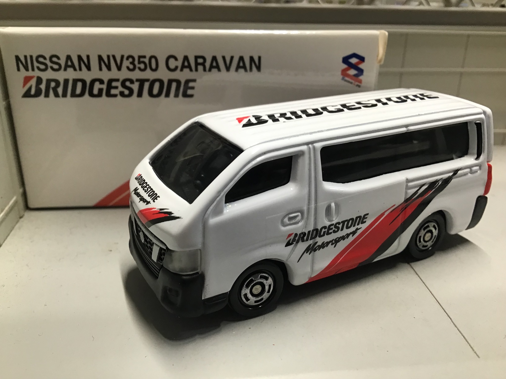 NISSAN NV350 URVAN/CARAVAN TOMICA 1:64 MOD