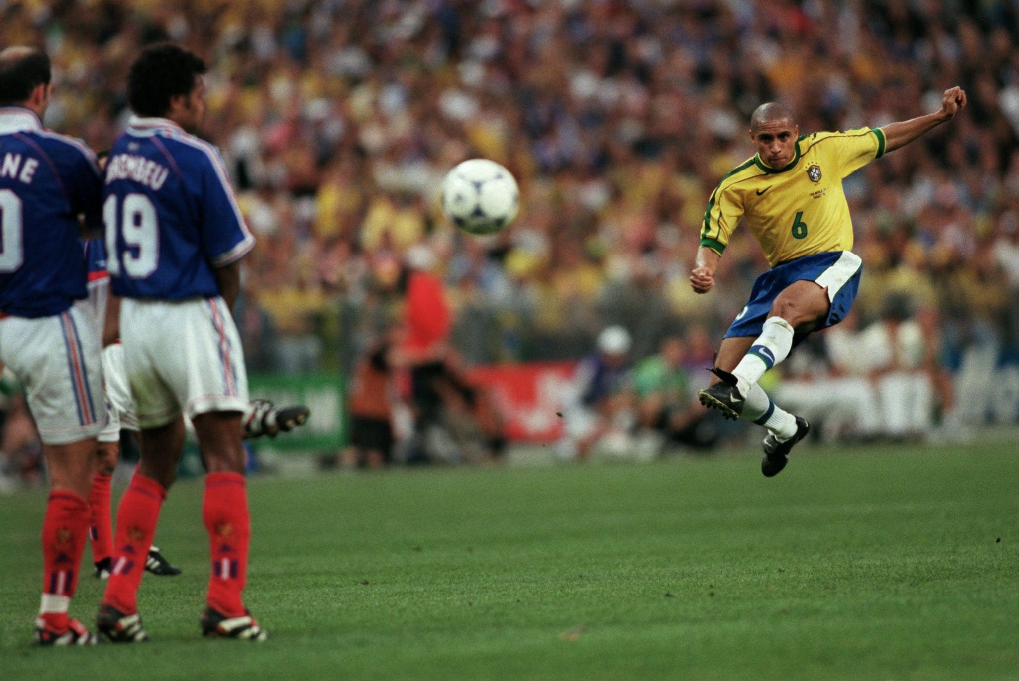 Roberto Carlos poses with the União São João jersey, where he