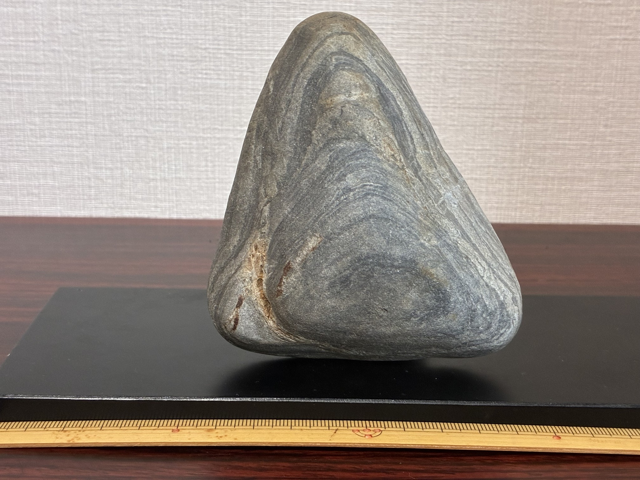 ほんのりピンク色が入った石。