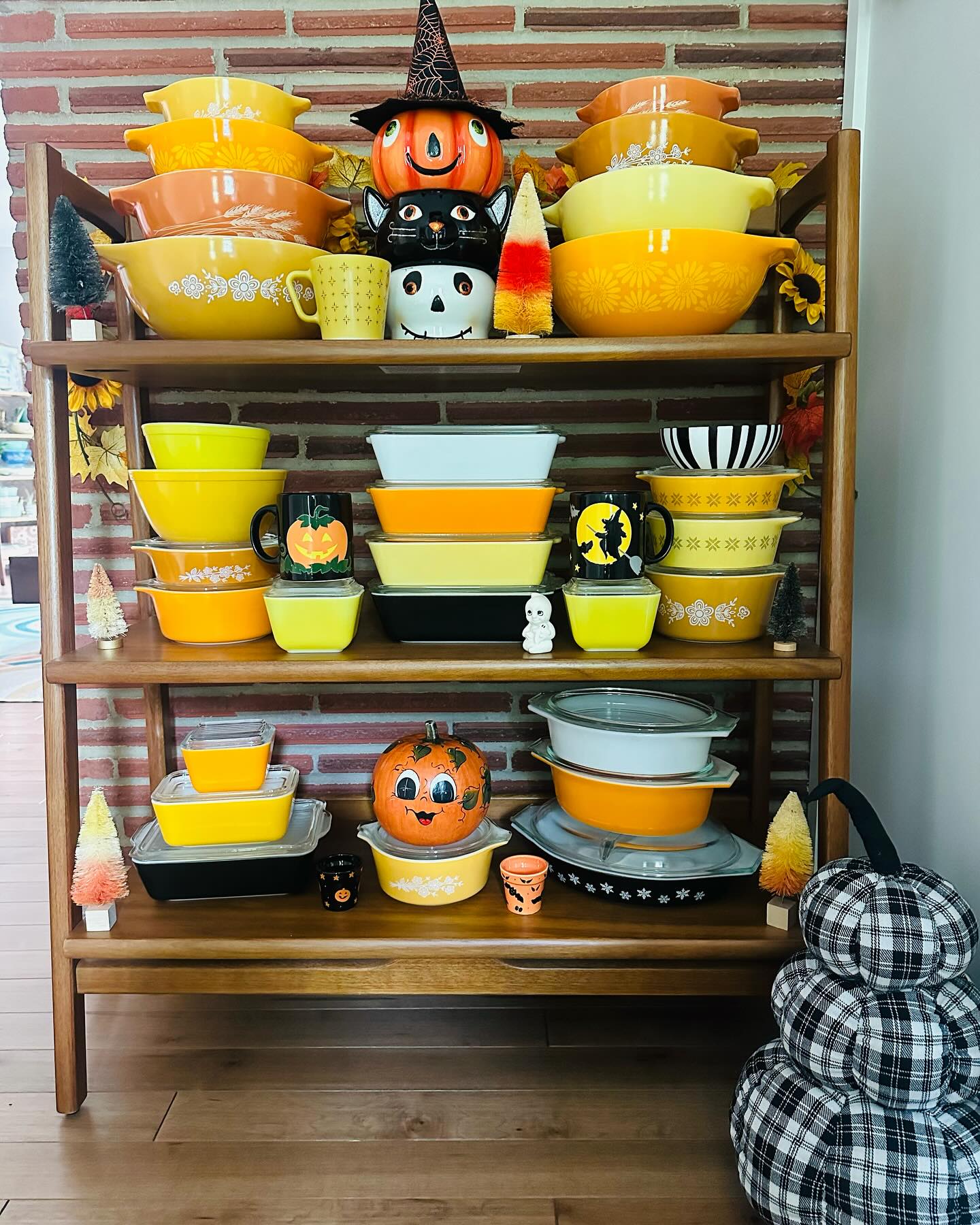 Chic - 🖤🧡💛Hello my vintage loving friends……had to share some entryway ...