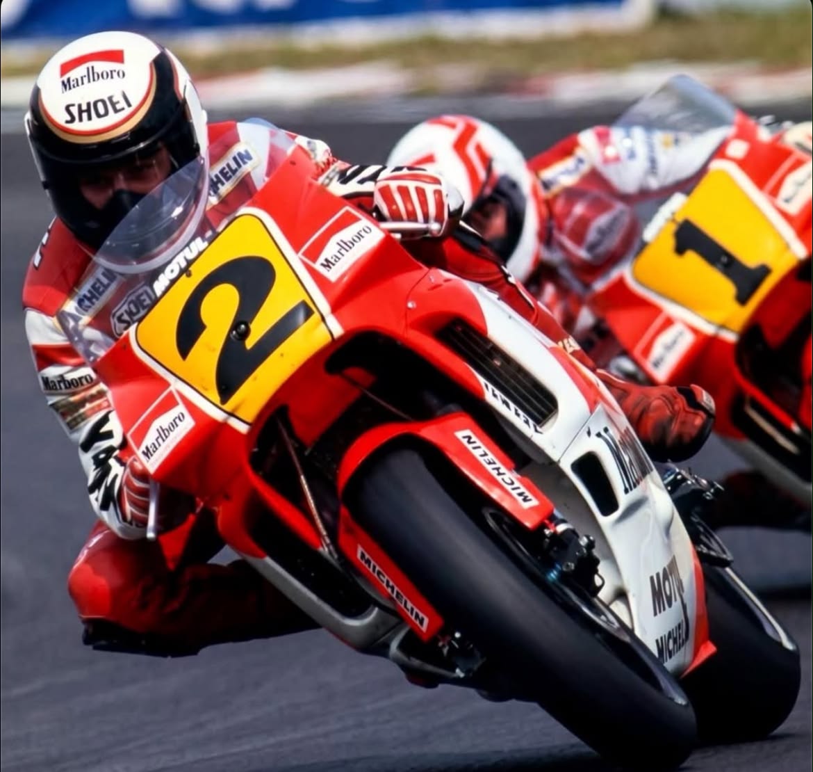Wayne Rainey and Eddie Lawson racing YZR500 in 1990 WGP 500cc class