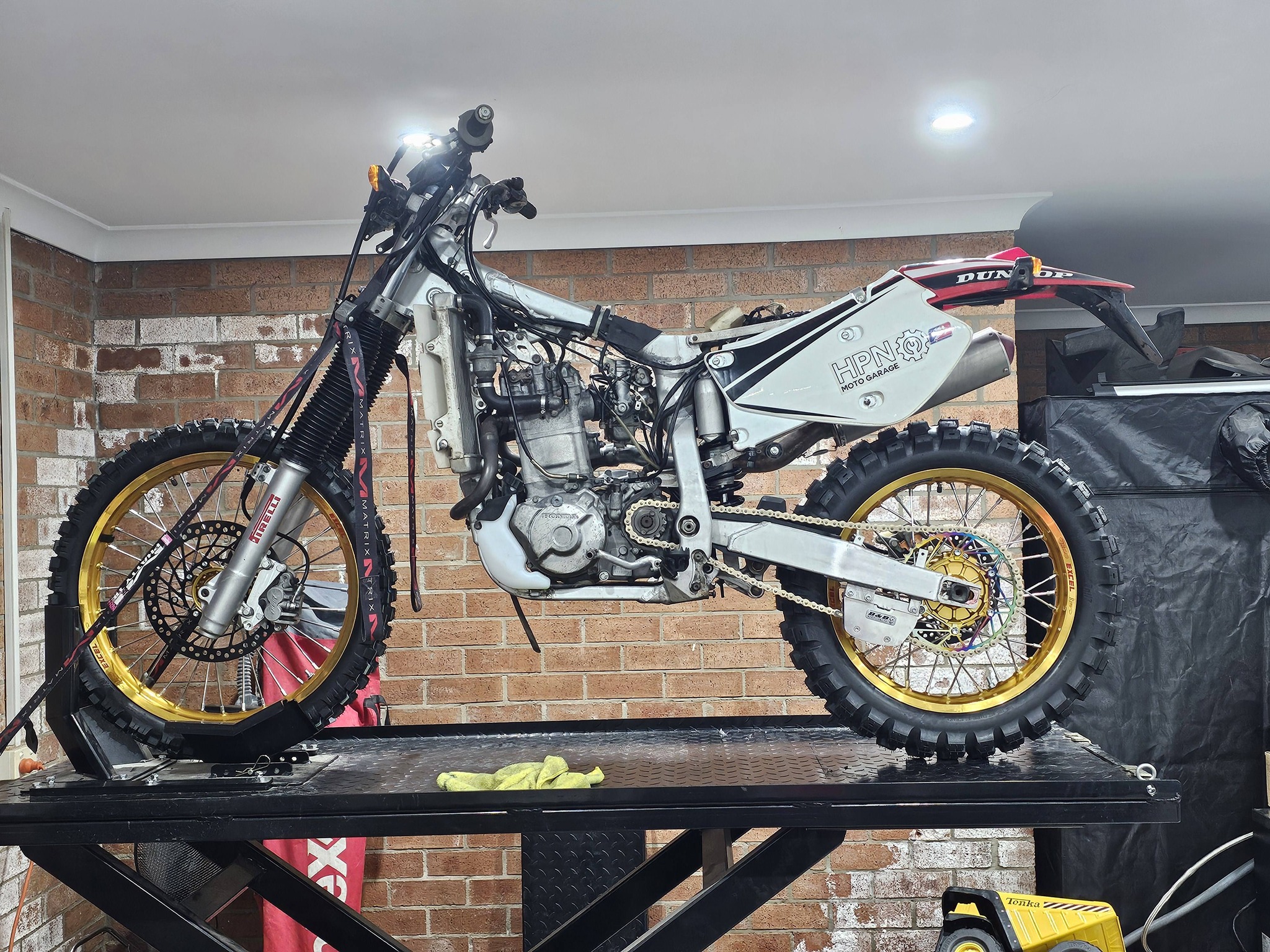 Who runs FMF Powercore 4 exhaust on XR250R?
