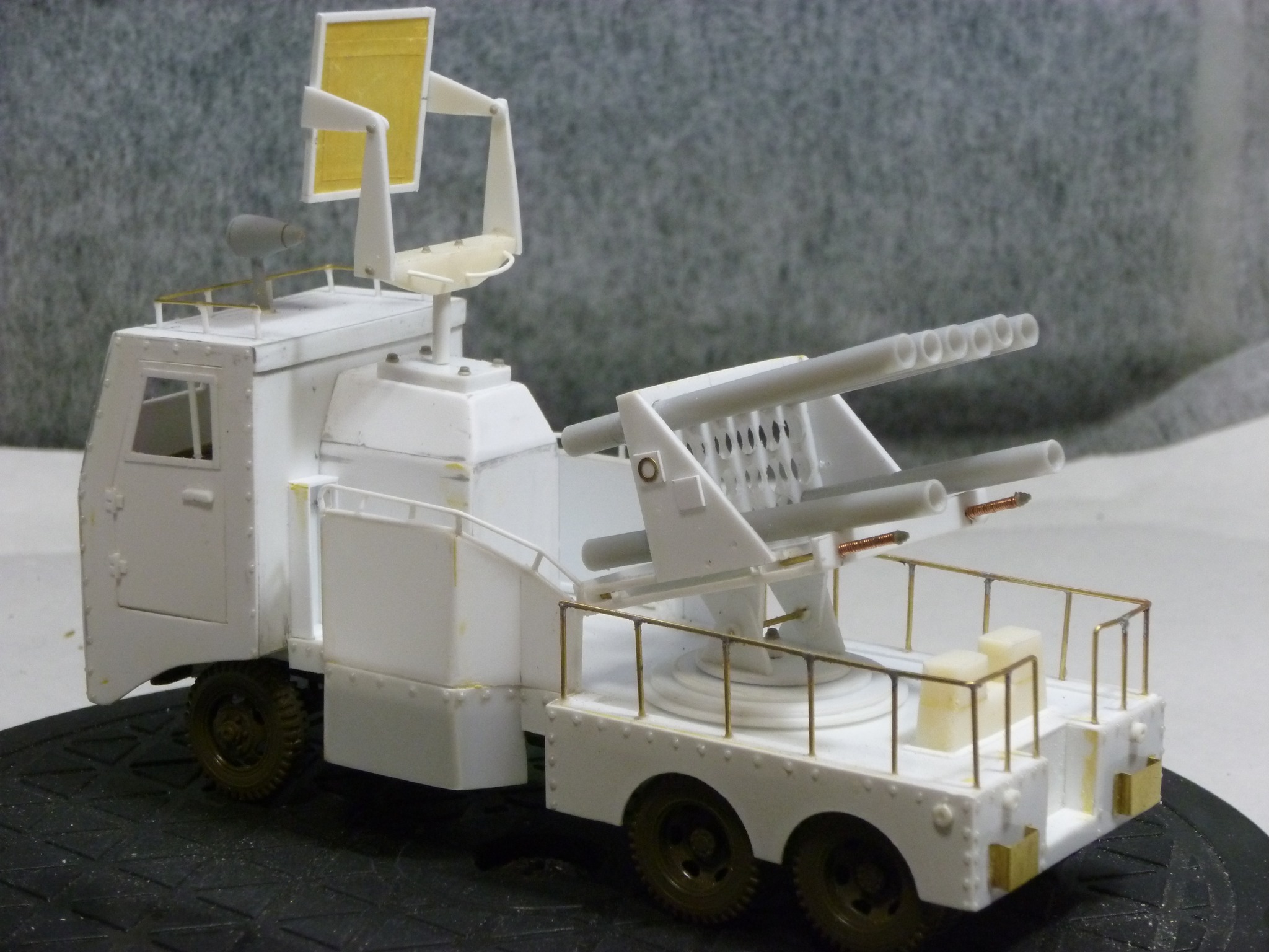 東宝自衛隊おなじみのポンポン砲。ラドン迎撃版の「24連装ロケット砲車 