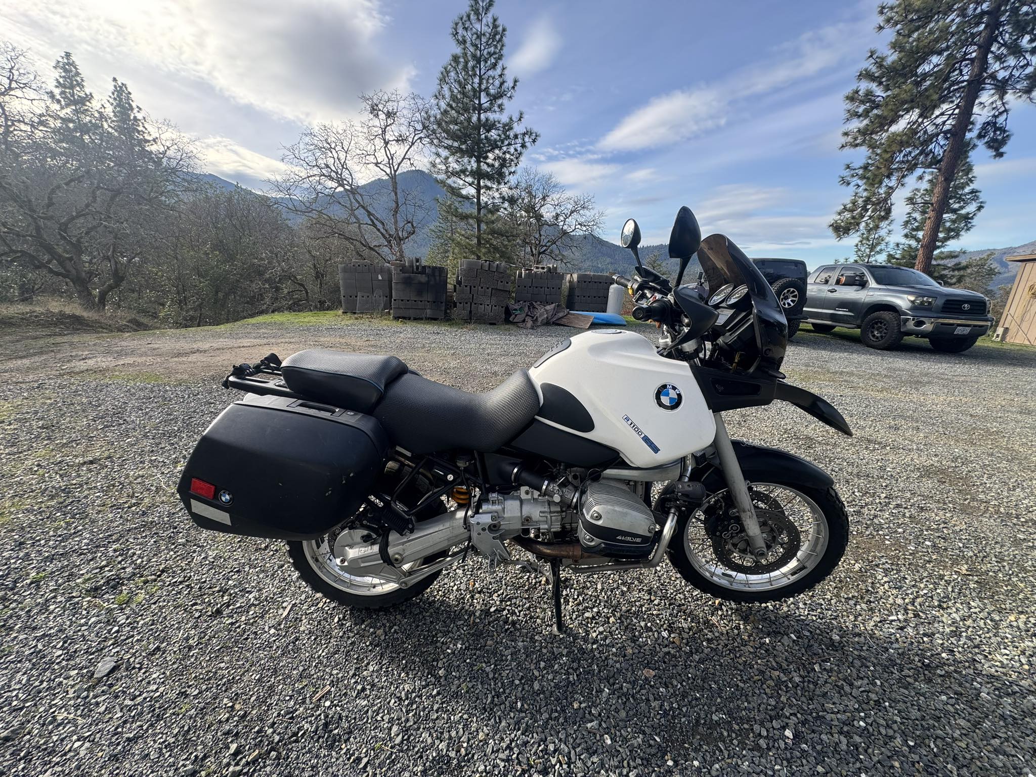 My pops is looking to sell his 1992 R100GSPD. 2 owner Clean title