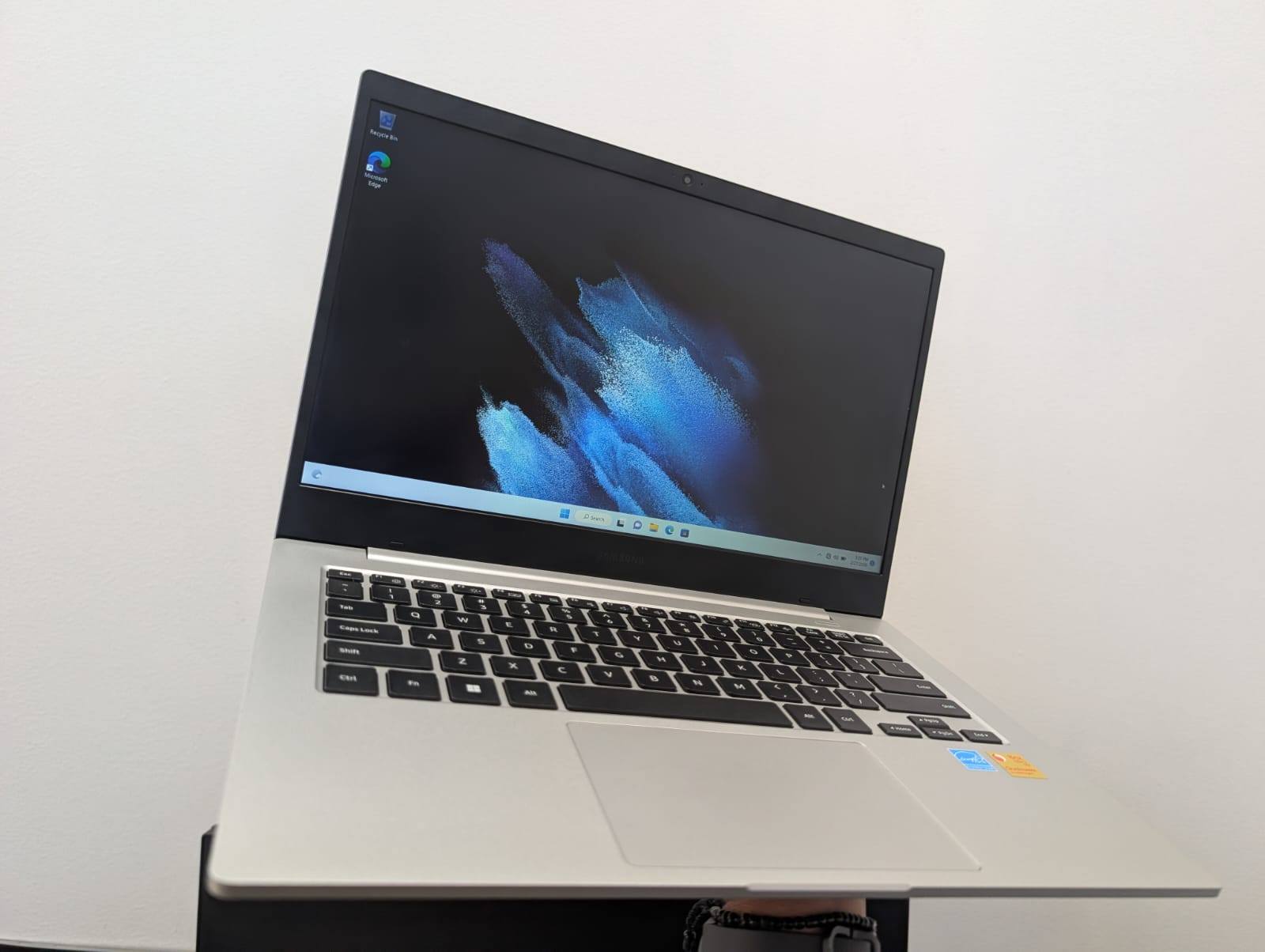 Cuenta con una pantalla táctil QLED Full HD de 13.3 pulgadas 